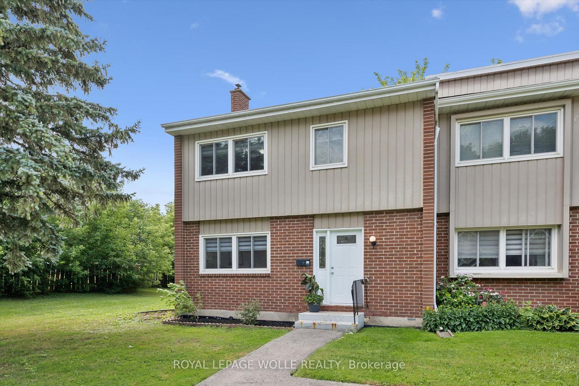 Photo 1 of Unit 11, 121 University Avenue E, Waterloo, Downtown Waterloo — HOMEH