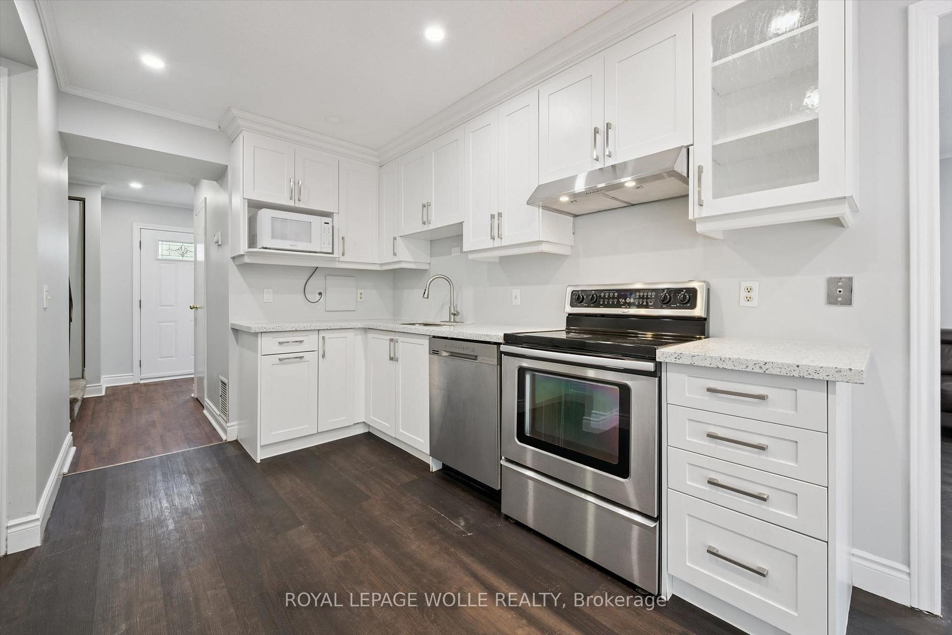 Photo 3 of Unit 11, 121 University Avenue E, Waterloo, Downtown Waterloo — HOMEH