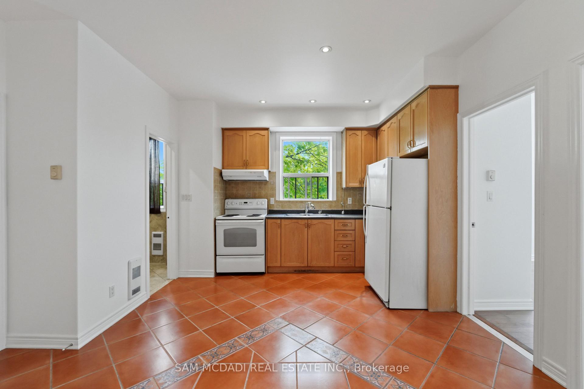 Photo 5 of Unit Apt 2, 180 Bellwoods Avenue, Toronto, Trinity-Bellwoods — HOMEH