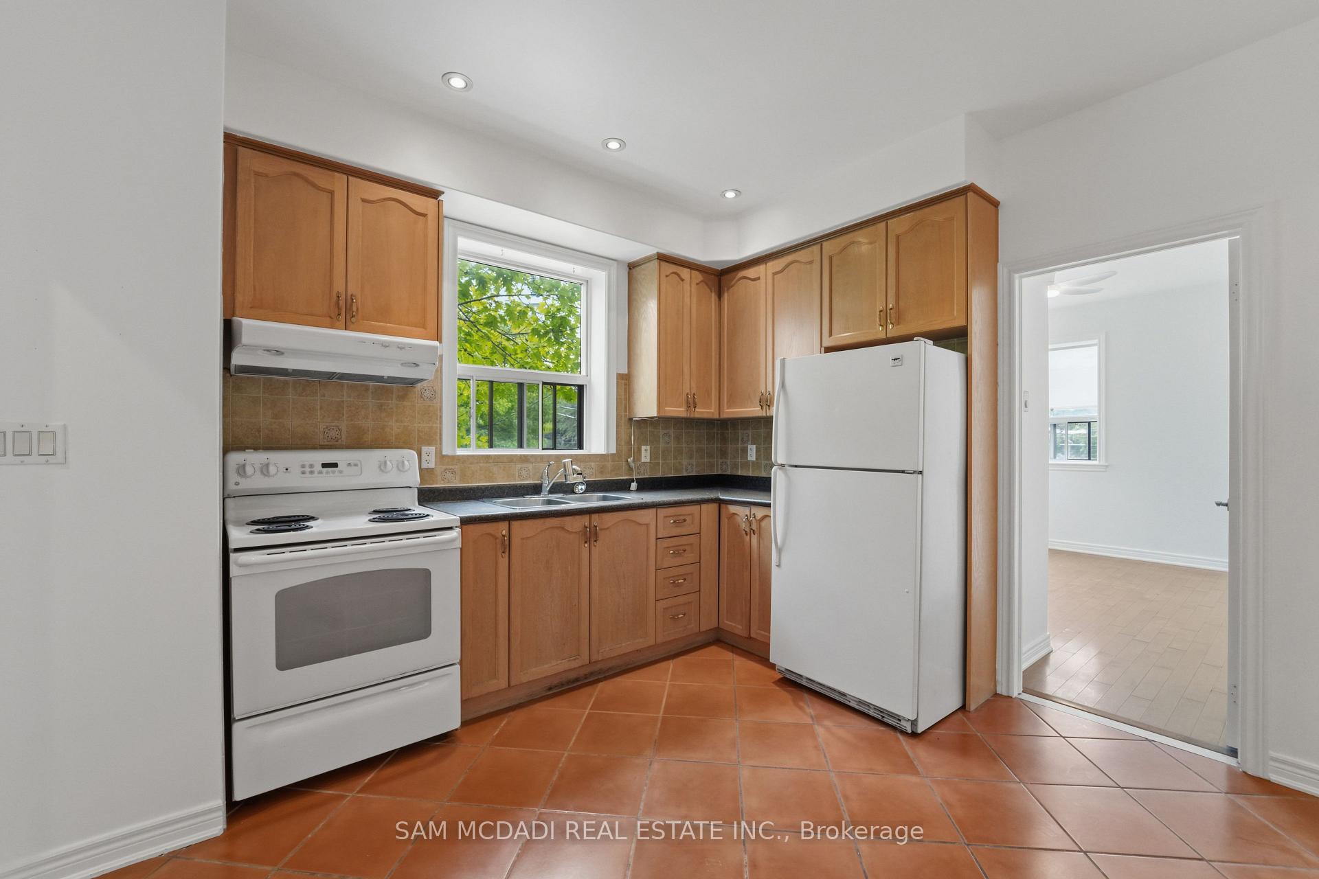 Photo 6 of Unit Apt 2, 180 Bellwoods Avenue, Toronto, Trinity-Bellwoods — HOMEH