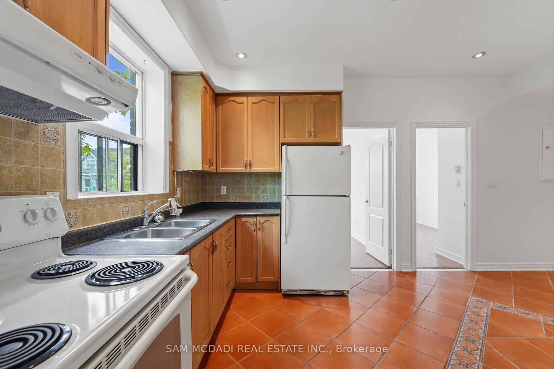 Photo 7 of Unit Apt 2, 180 Bellwoods Avenue, Toronto, Trinity-Bellwoods — HOMEH