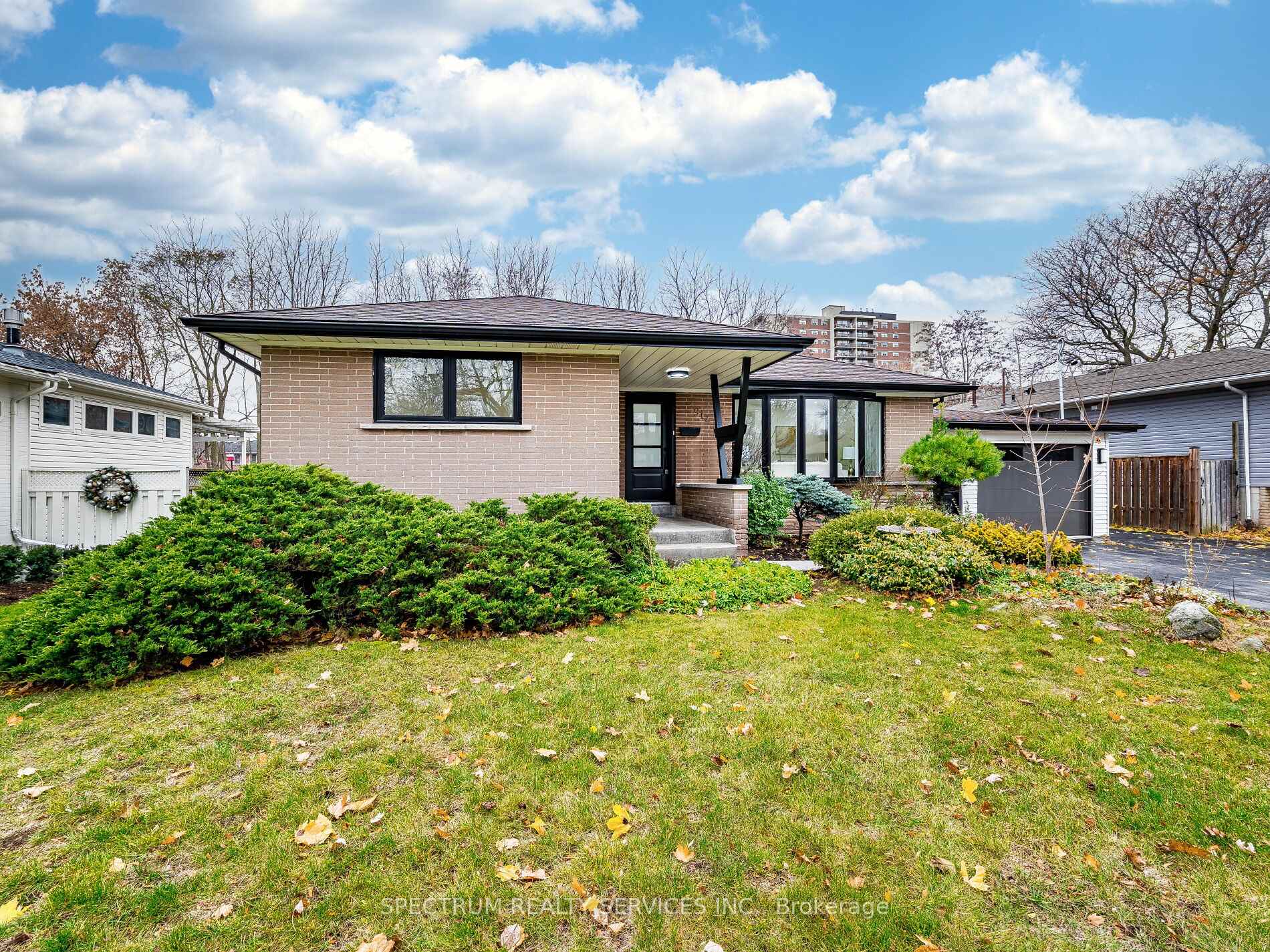Photo 3 of 914 Francis Road, Burlington, LaSalle — HOMEH