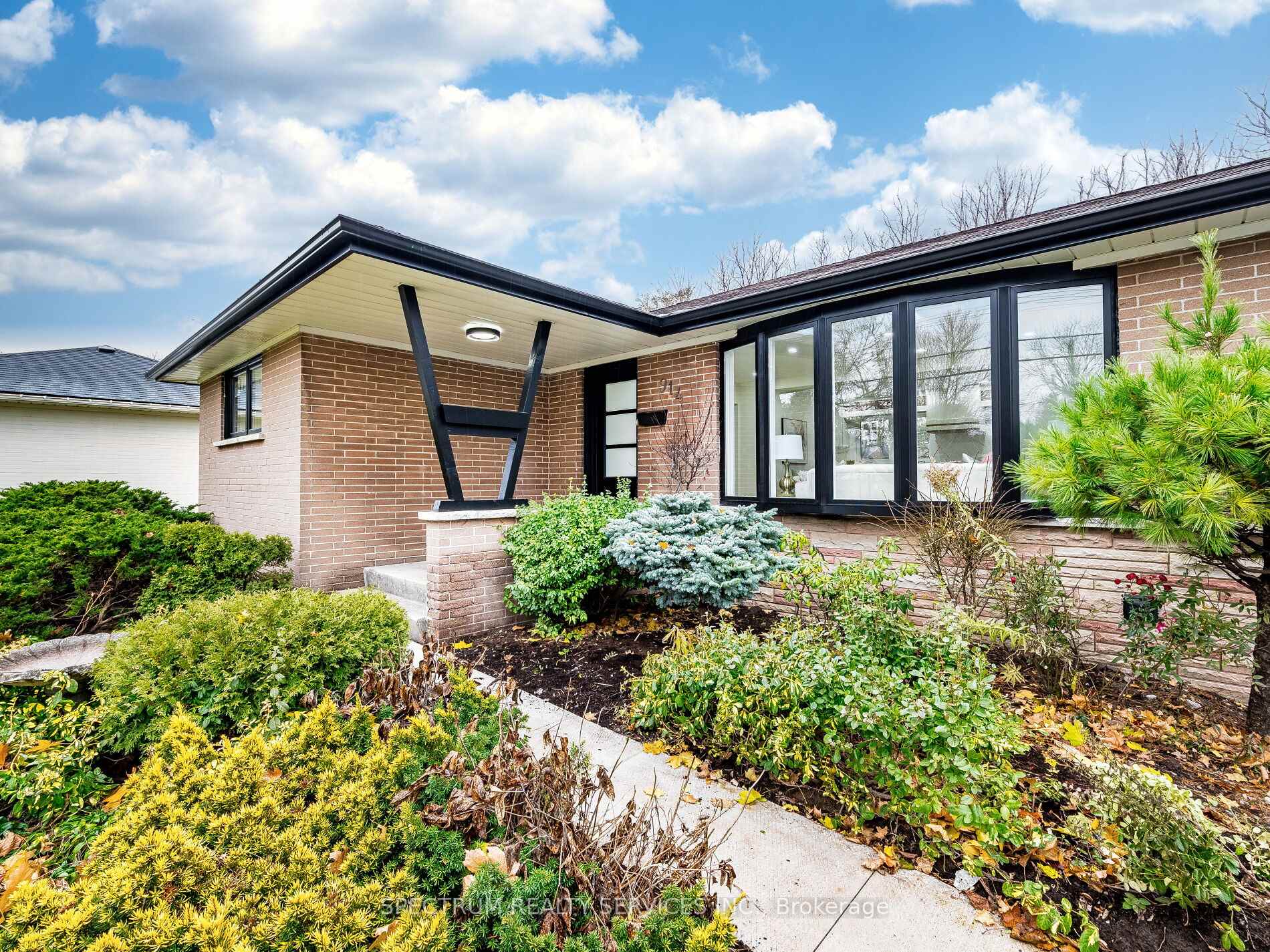 Photo 4 of 914 Francis Road, Burlington, LaSalle — HOMEH