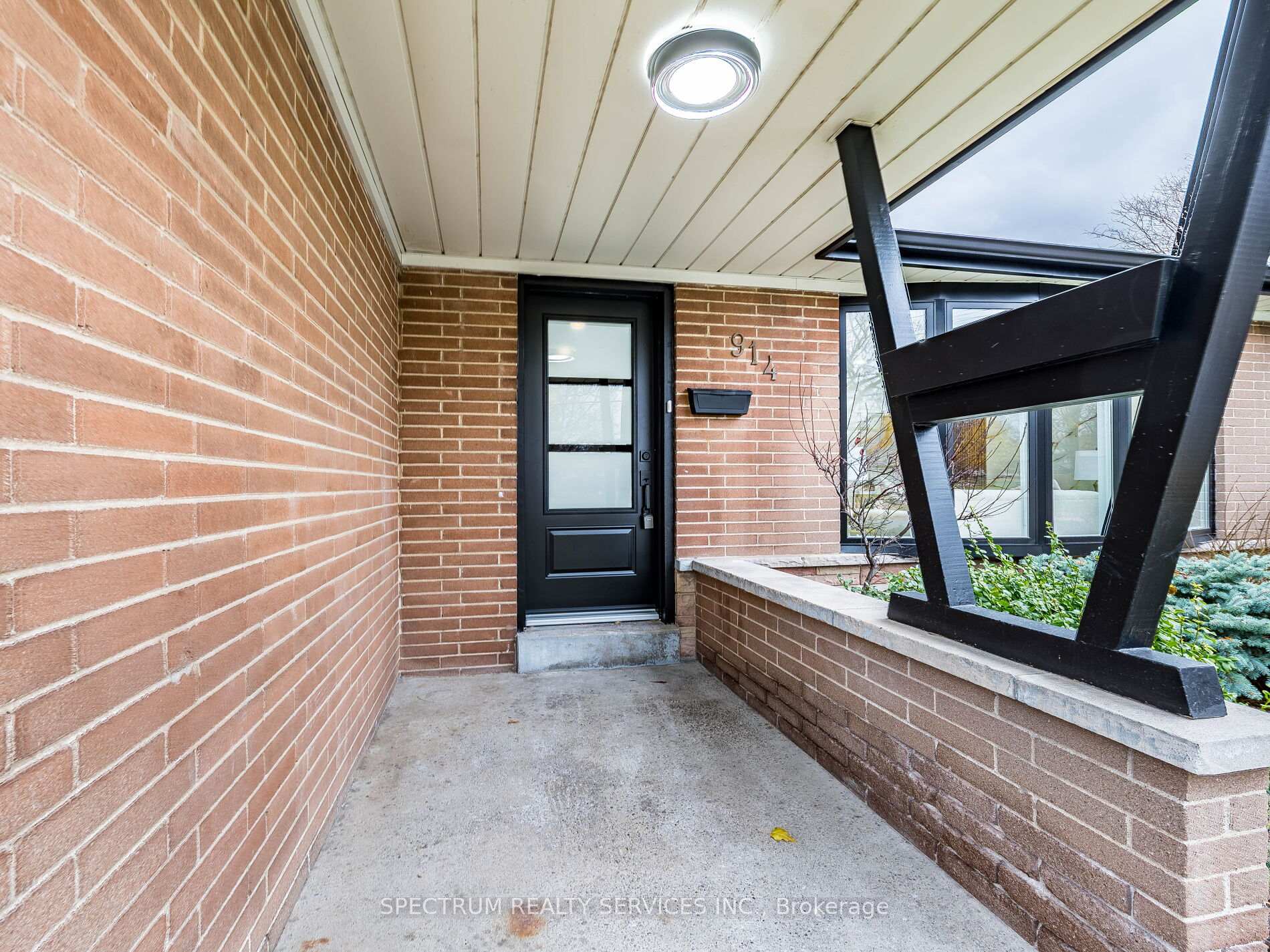 Photo 5 of 914 Francis Road, Burlington, LaSalle — HOMEH