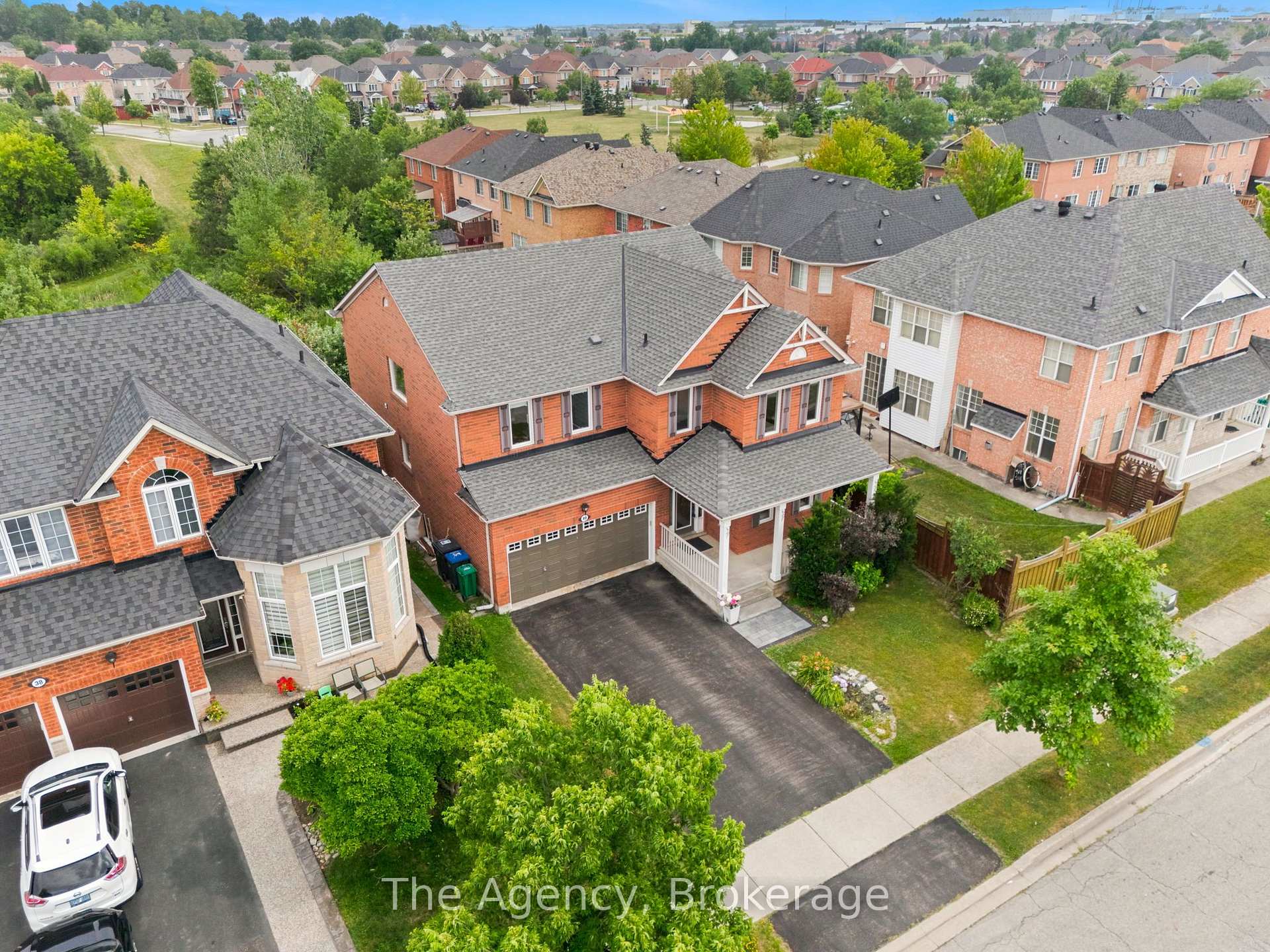 Photo 2 of 40 Catchfly Crescent, Brampton, Vales of Castlemore — HOMEH