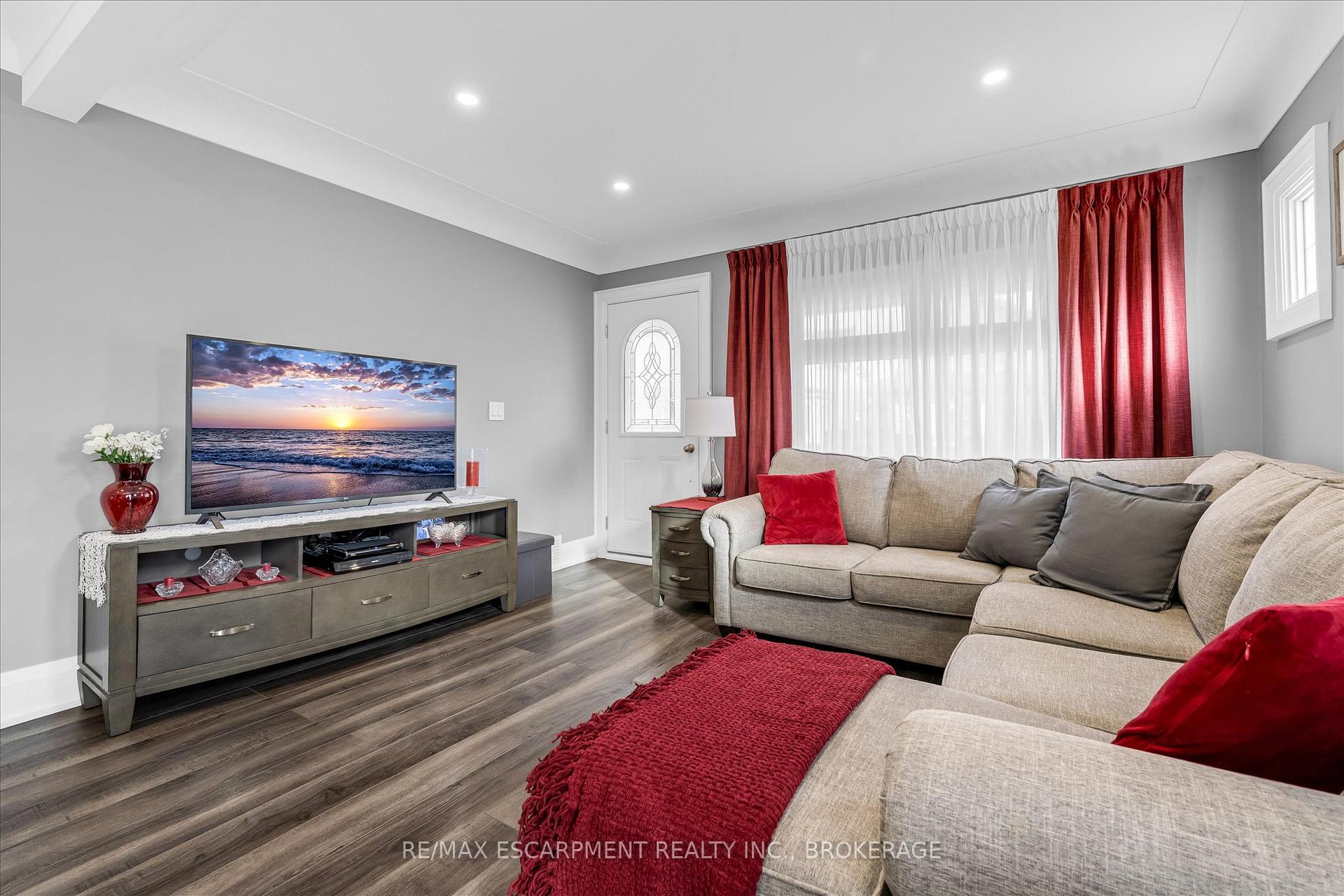 Photo 5 of 121 Edgemont Street N, Hamilton, Crown Point — HOMEH