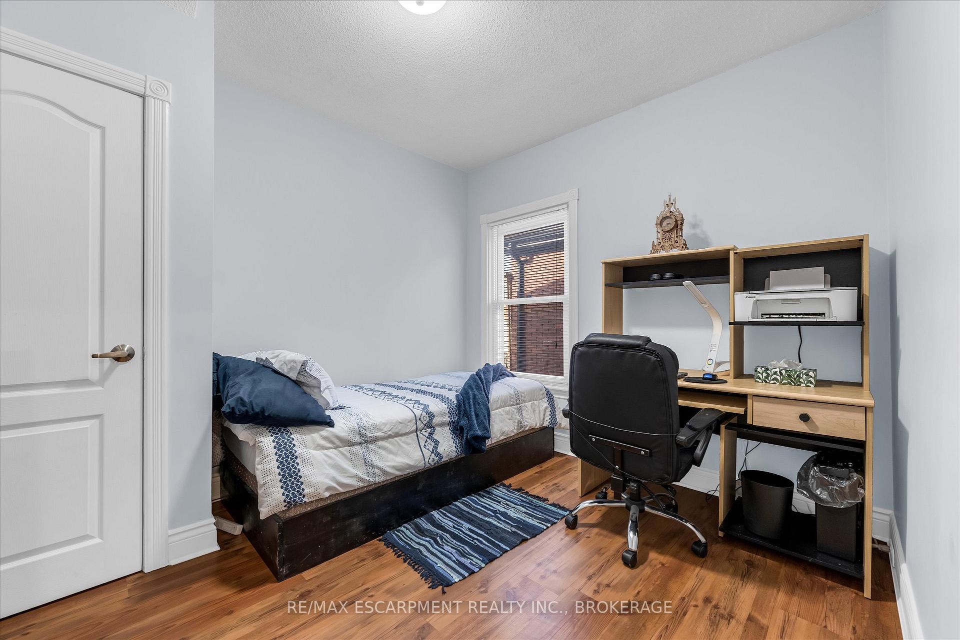 Photo 11 of 121 Edgemont Street N, Hamilton, Crown Point — HOMEH