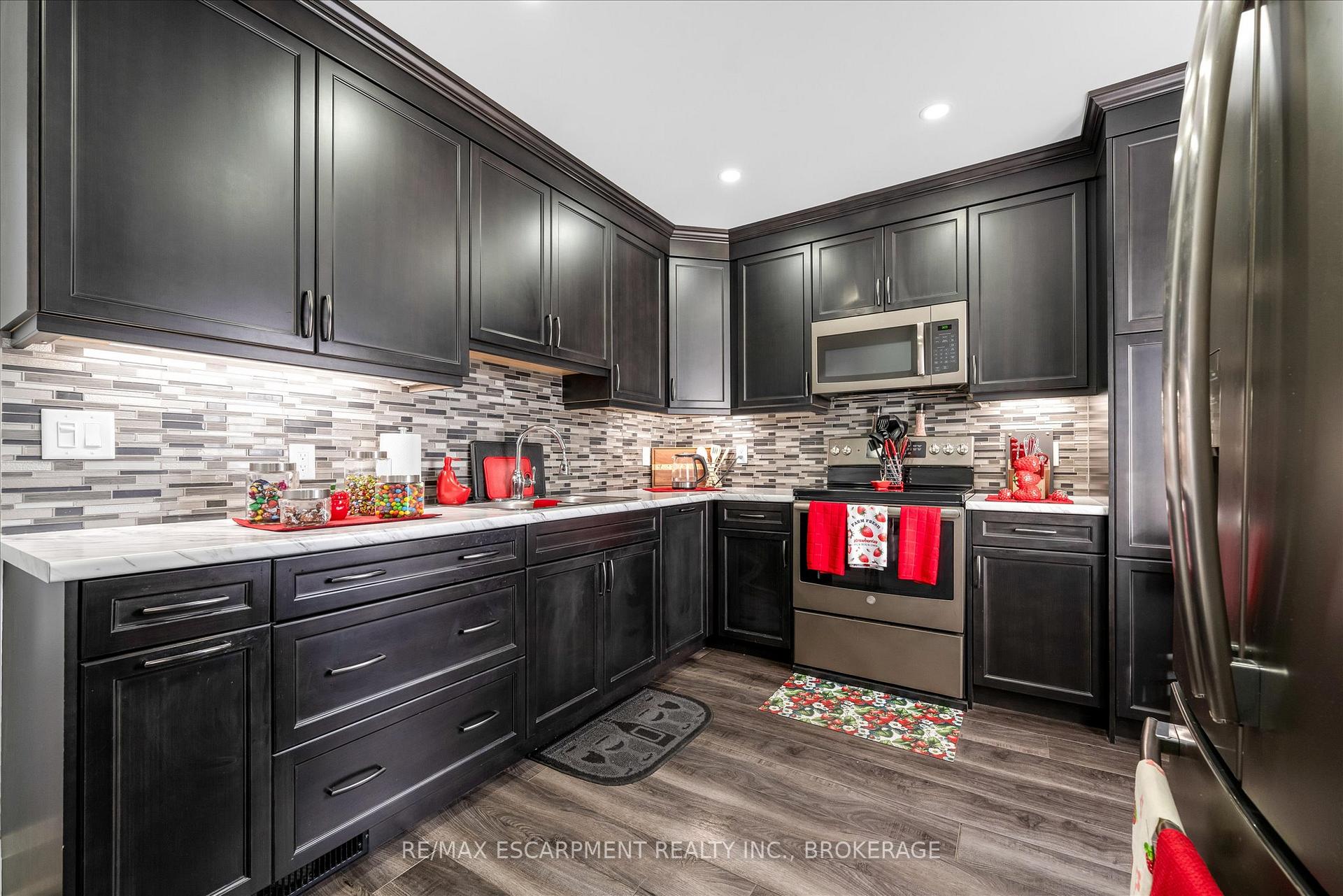 Photo 12 of 121 Edgemont Street N, Hamilton, Crown Point — HOMEH