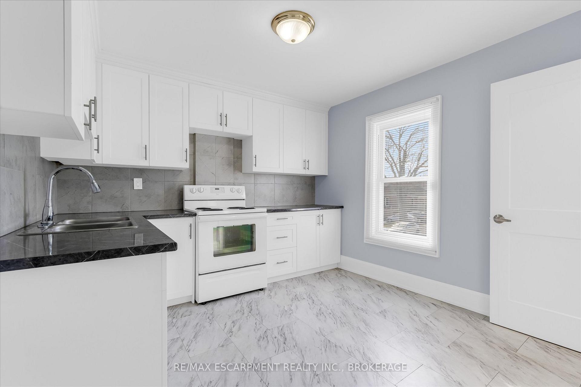 Photo 17 of 121 Edgemont Street N, Hamilton, Crown Point — HOMEH