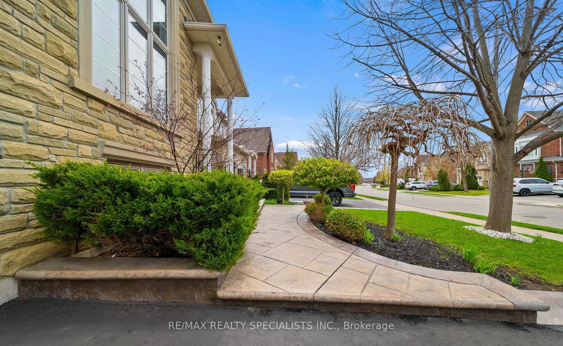 Photo 3 of 31 Saint Hubert Drive, Brampton, Vales of Castlemore North — HOMEH