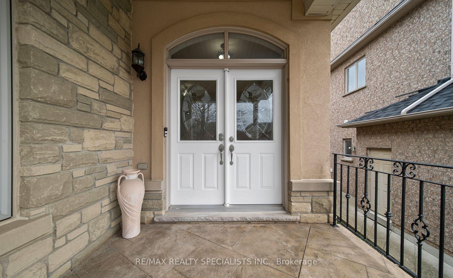 Photo 4 of 31 Saint Hubert Drive, Brampton, Vales of Castlemore North — HOMEH