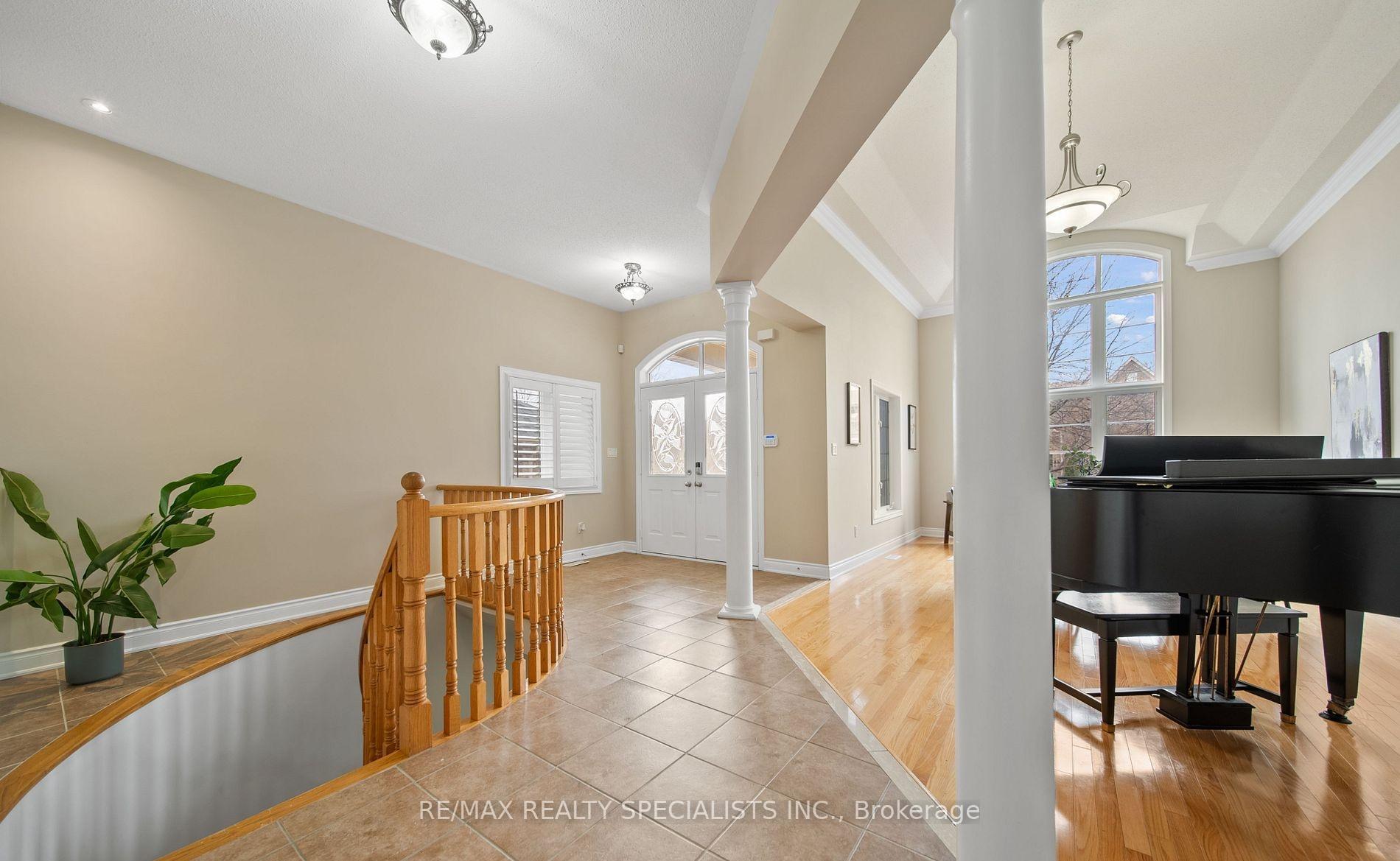 Photo 5 of 31 Saint Hubert Drive, Brampton, Vales of Castlemore North — HOMEH