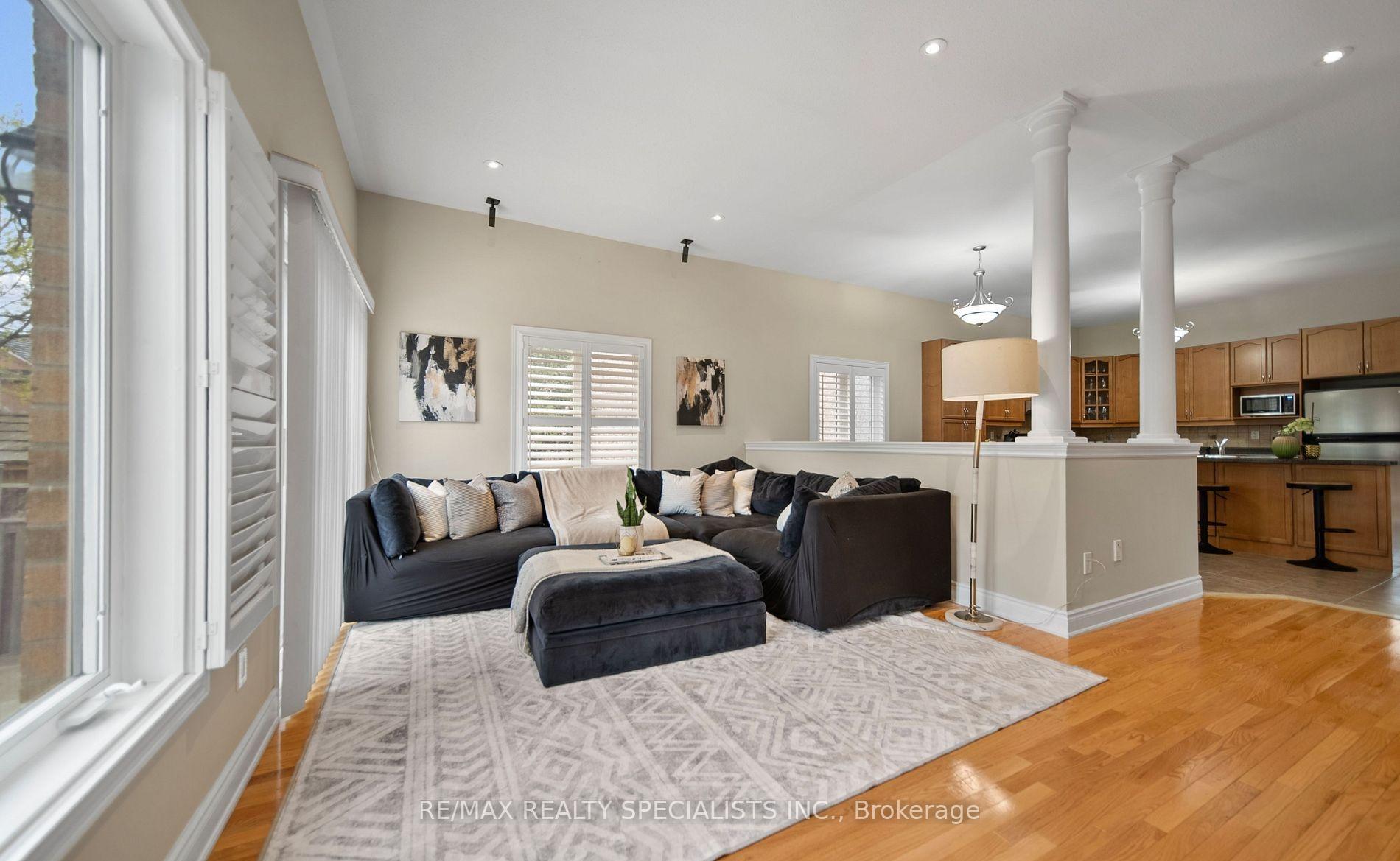 Photo 10 of 31 Saint Hubert Drive, Brampton, Vales of Castlemore North — HOMEH