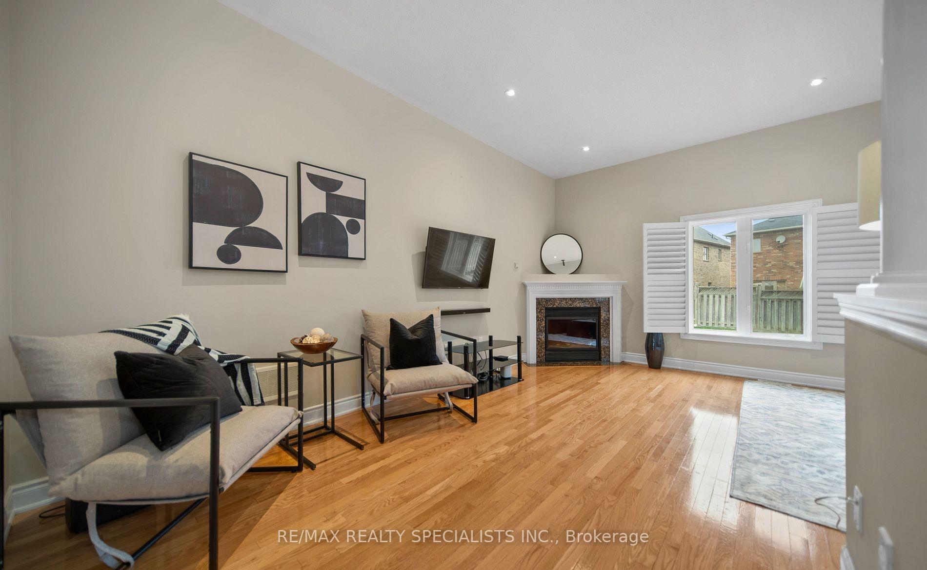 Photo 11 of 31 Saint Hubert Drive, Brampton, Vales of Castlemore North — HOMEH