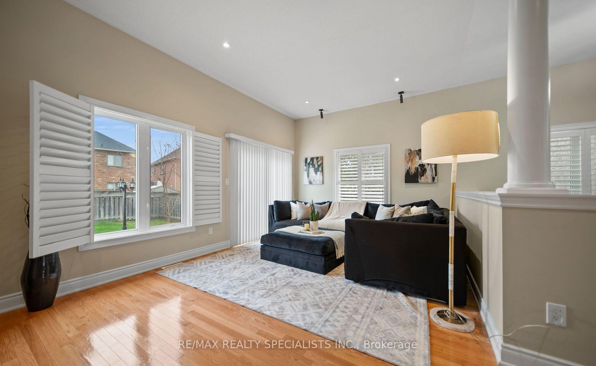 Photo 12 of 31 Saint Hubert Drive, Brampton, Vales of Castlemore North — HOMEH