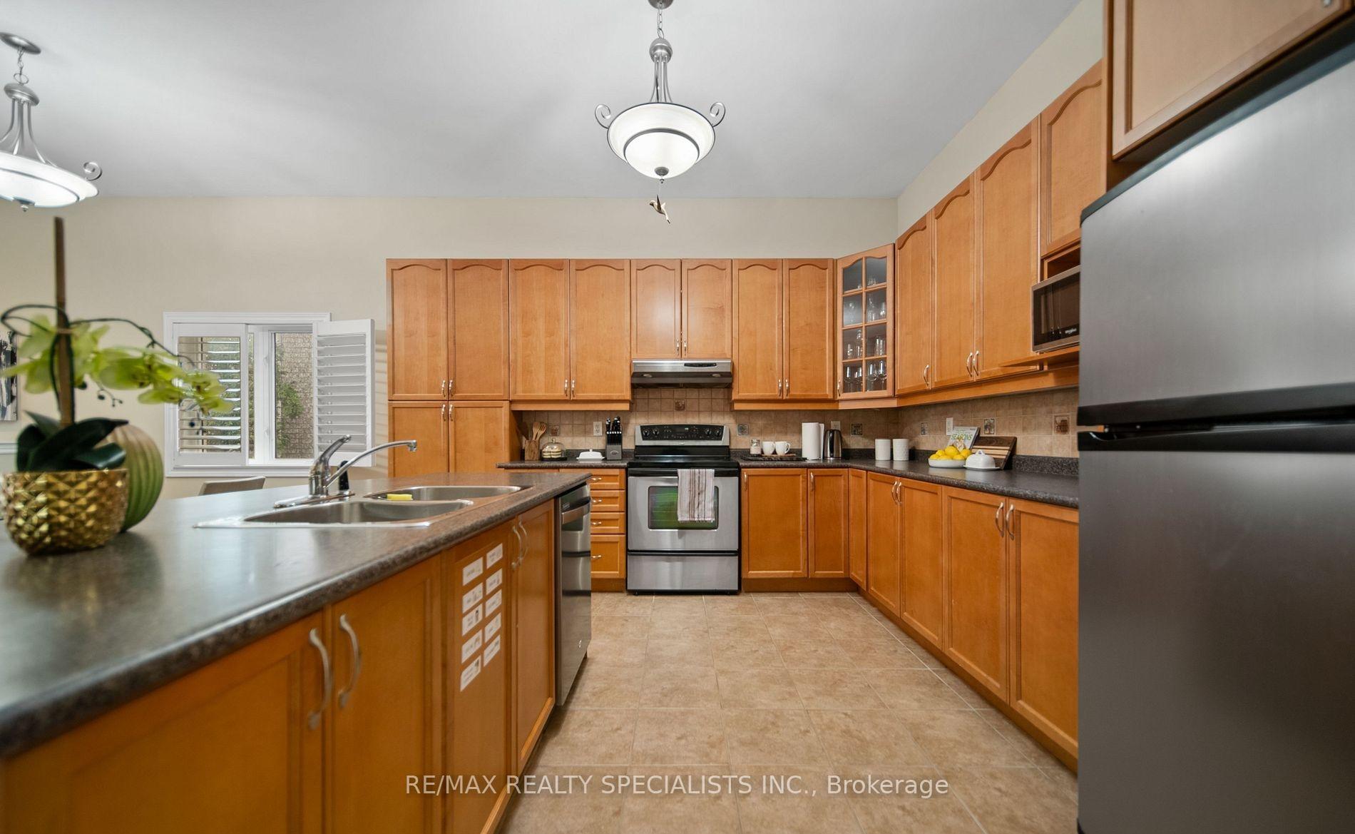 Photo 16 of 31 Saint Hubert Drive, Brampton, Vales of Castlemore North — HOMEH