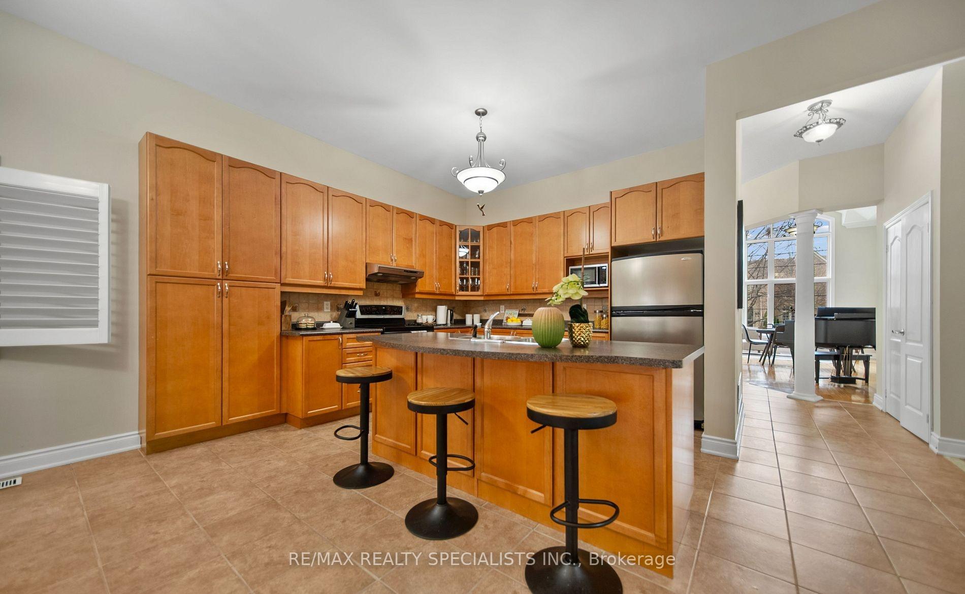 Photo 17 of 31 Saint Hubert Drive, Brampton, Vales of Castlemore North — HOMEH