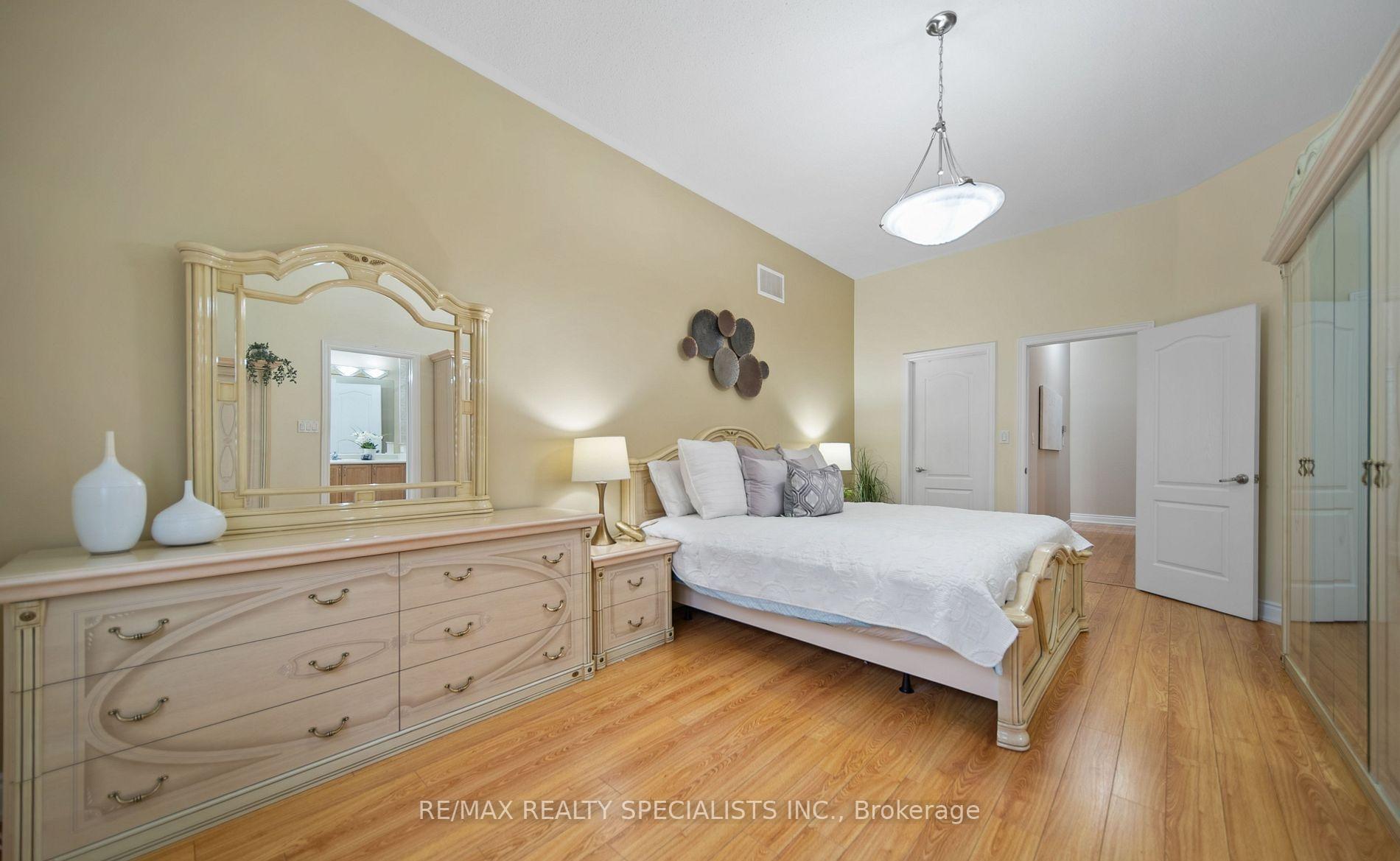 Photo 20 of 31 Saint Hubert Drive, Brampton, Vales of Castlemore North — HOMEH