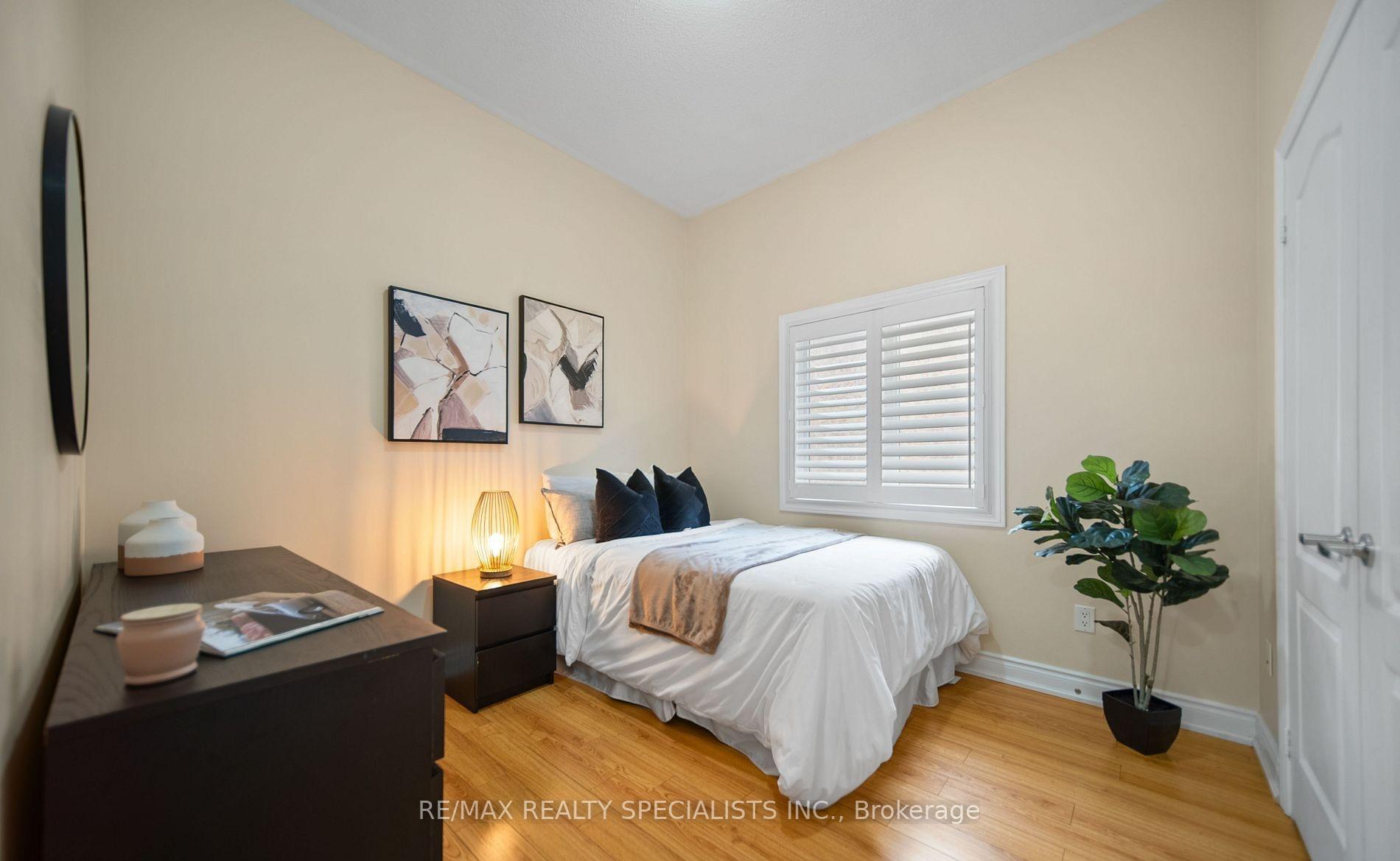 Photo 23 of 31 Saint Hubert Drive, Brampton, Vales of Castlemore North — HOMEH