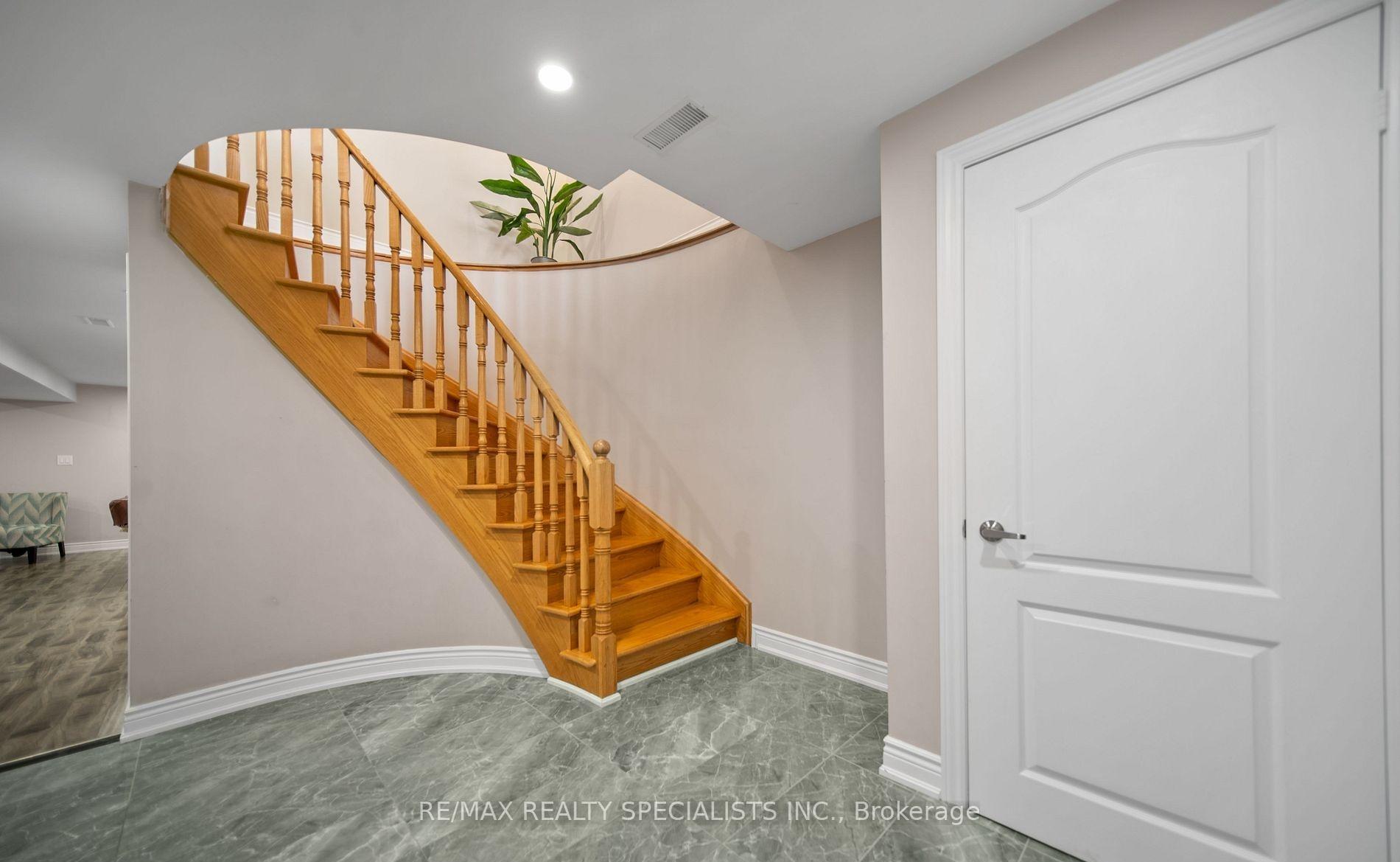 Photo 27 of 31 Saint Hubert Drive, Brampton, Vales of Castlemore North — HOMEH