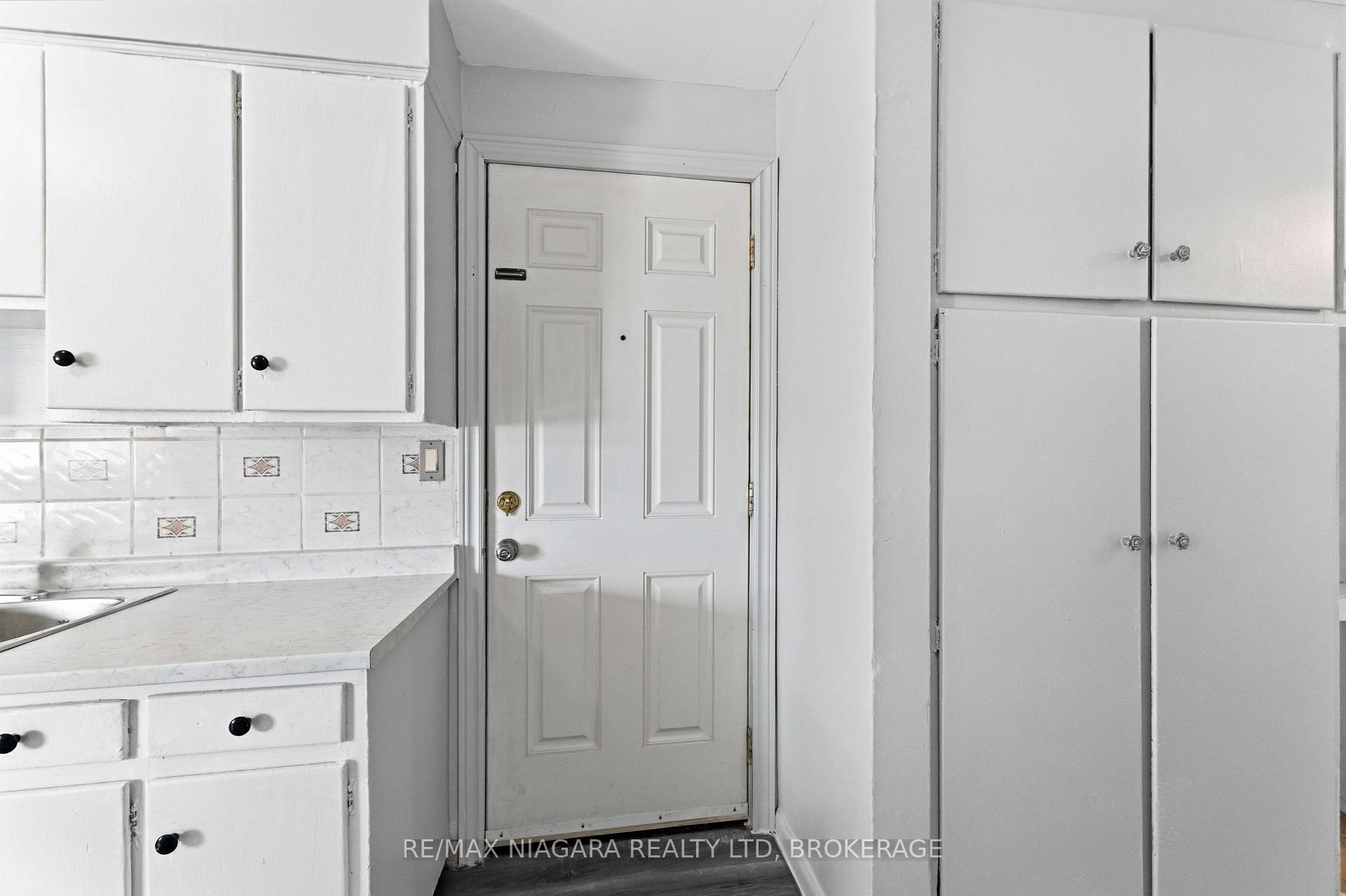 Photo 3 of Unit 5, 27 Main Street, St. Catharines, Port Dalhousie — HOMEH