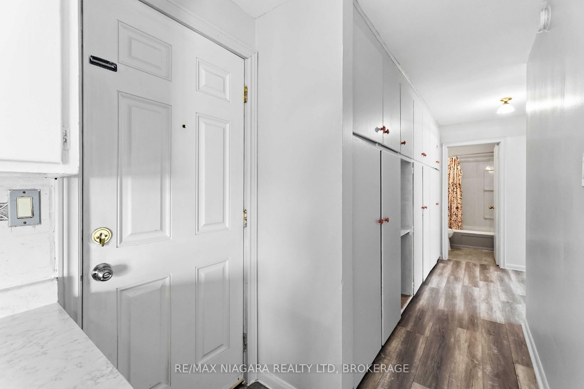 Photo 4 of Unit 5, 27 Main Street, St. Catharines, Port Dalhousie — HOMEH