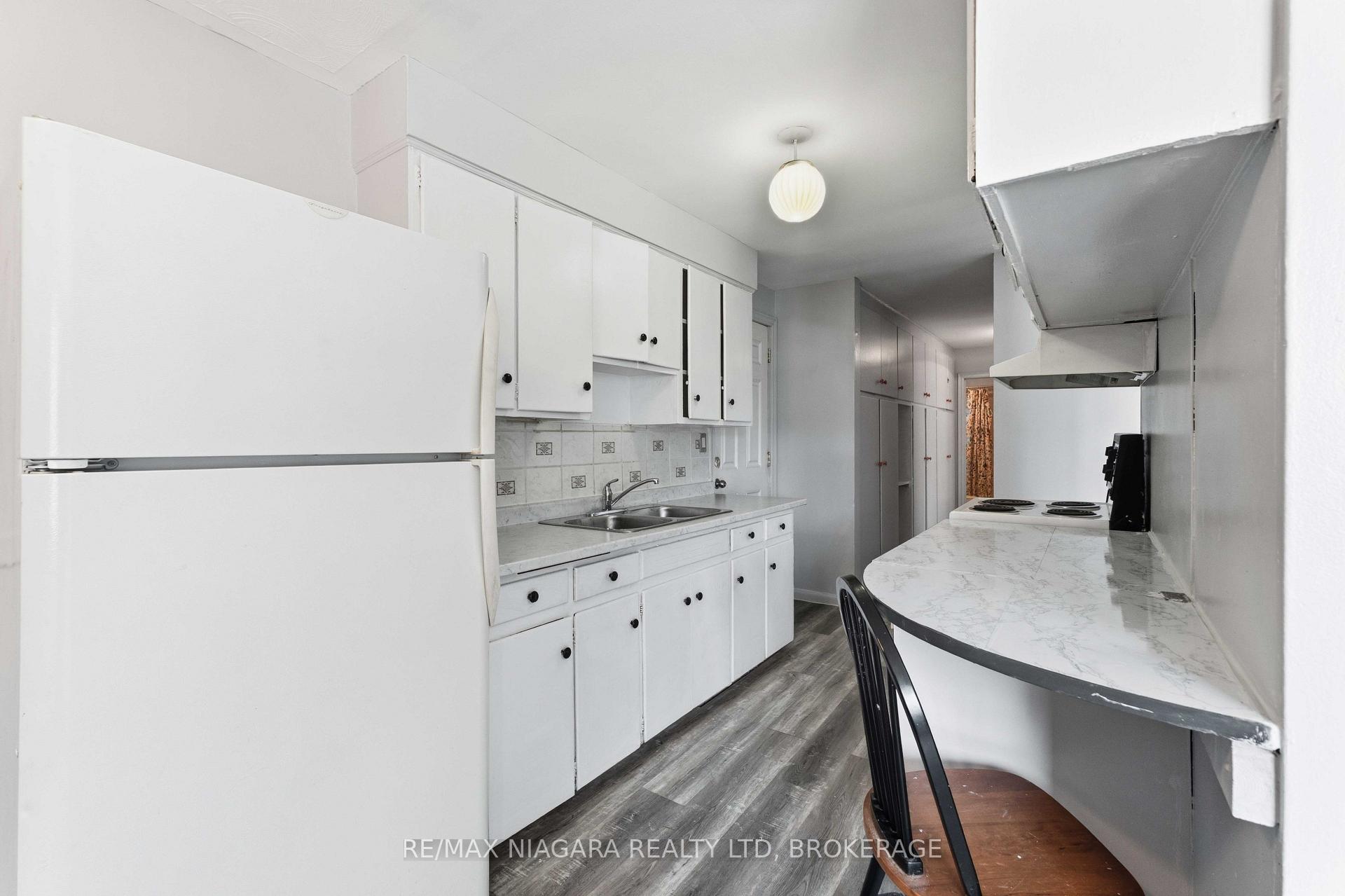 Photo 5 of Unit 5, 27 Main Street, St. Catharines, Port Dalhousie — HOMEH