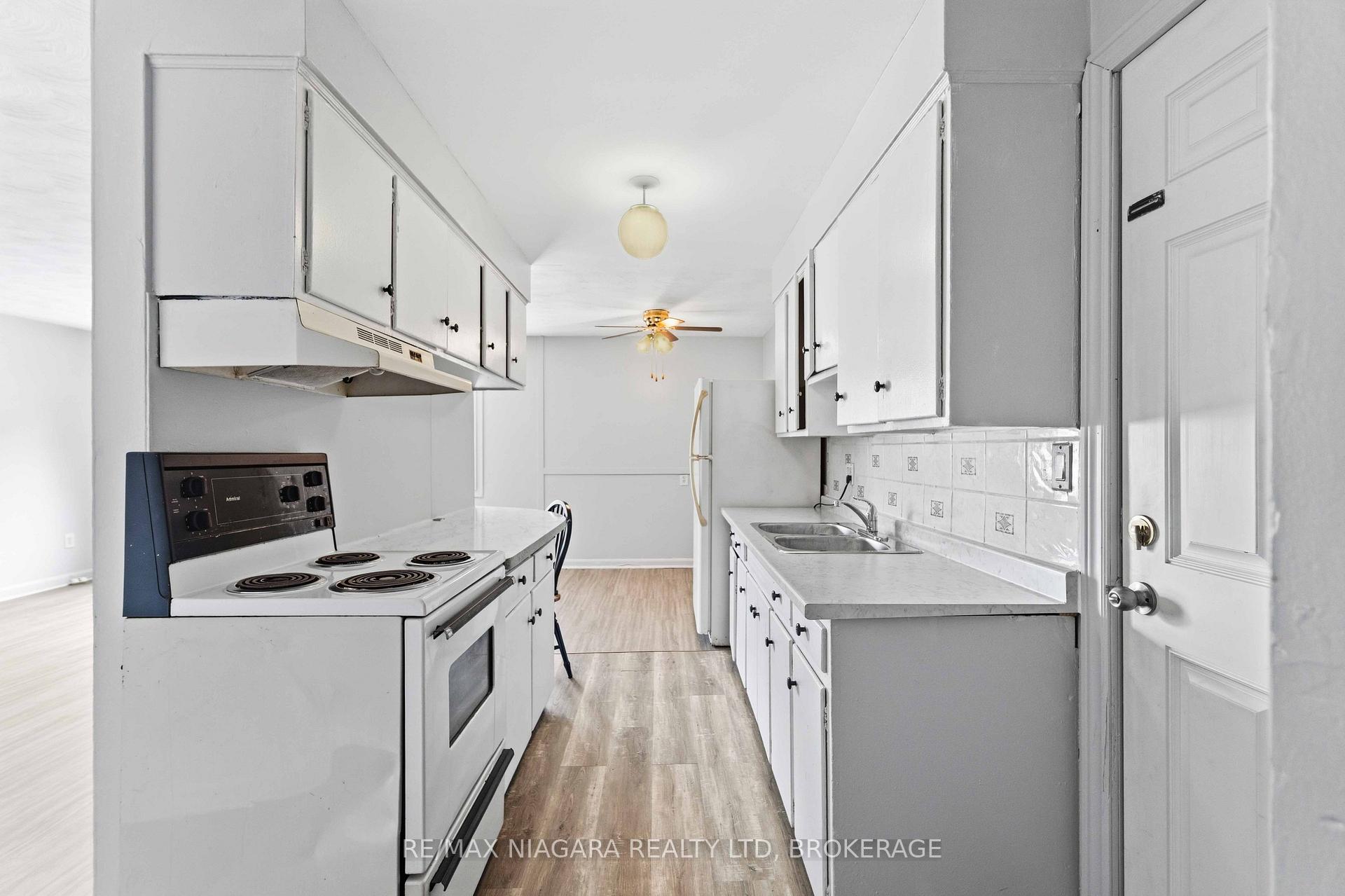 Photo 6 of Unit 5, 27 Main Street, St. Catharines, Port Dalhousie — HOMEH