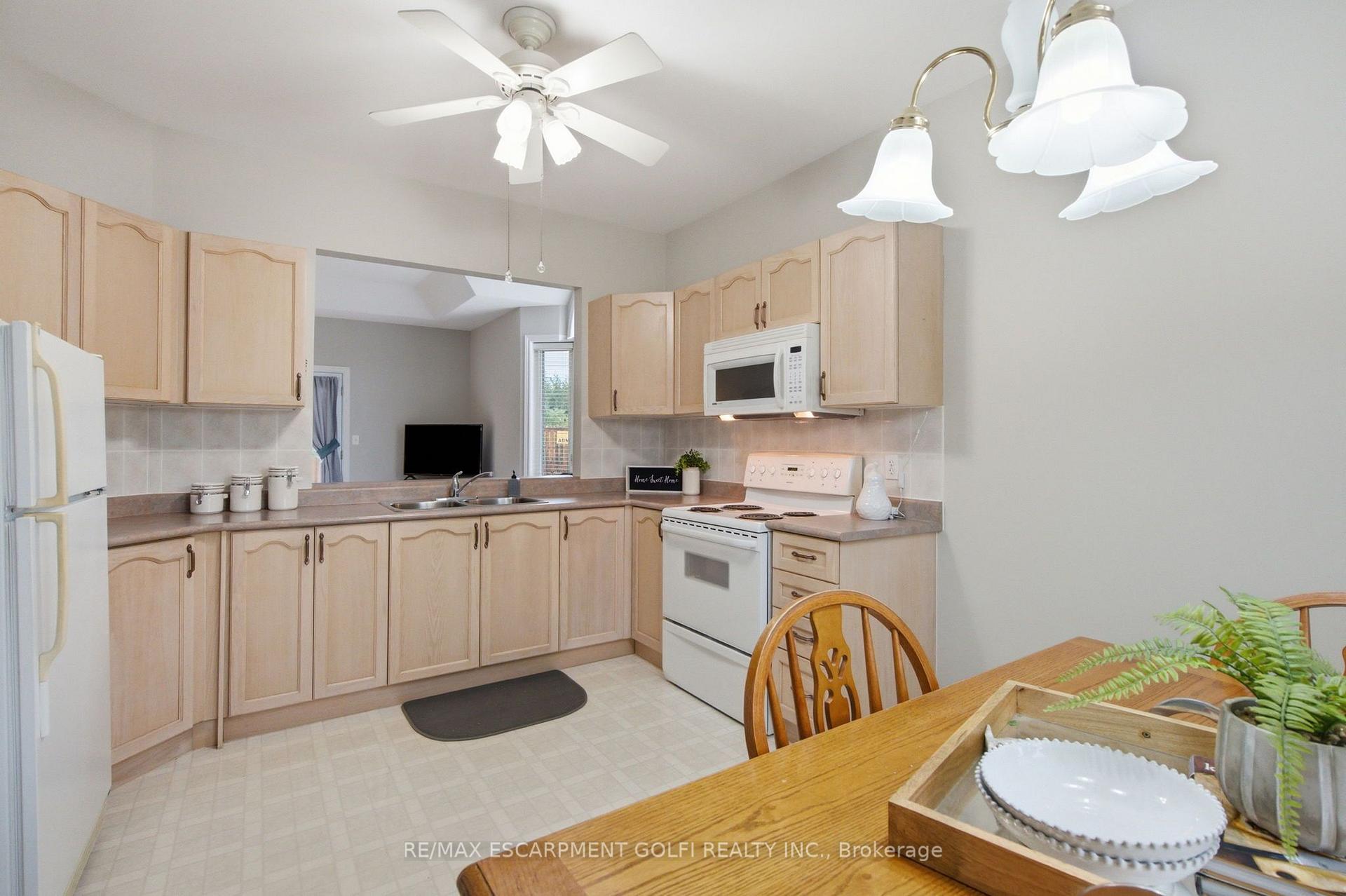 Photo 9 of 21 Cathy Drive, Hamilton, Rural Glanbrook — HOMEH