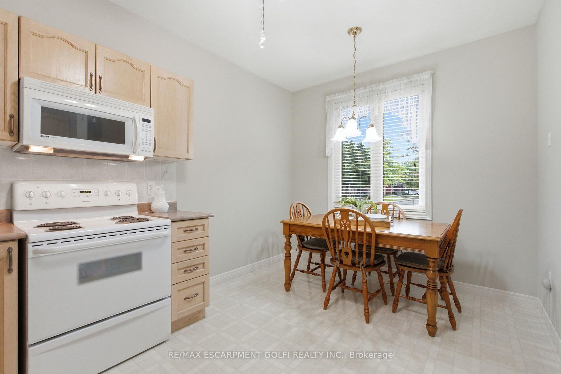 Photo 10 of 21 Cathy Drive, Hamilton, Rural Glanbrook — HOMEH