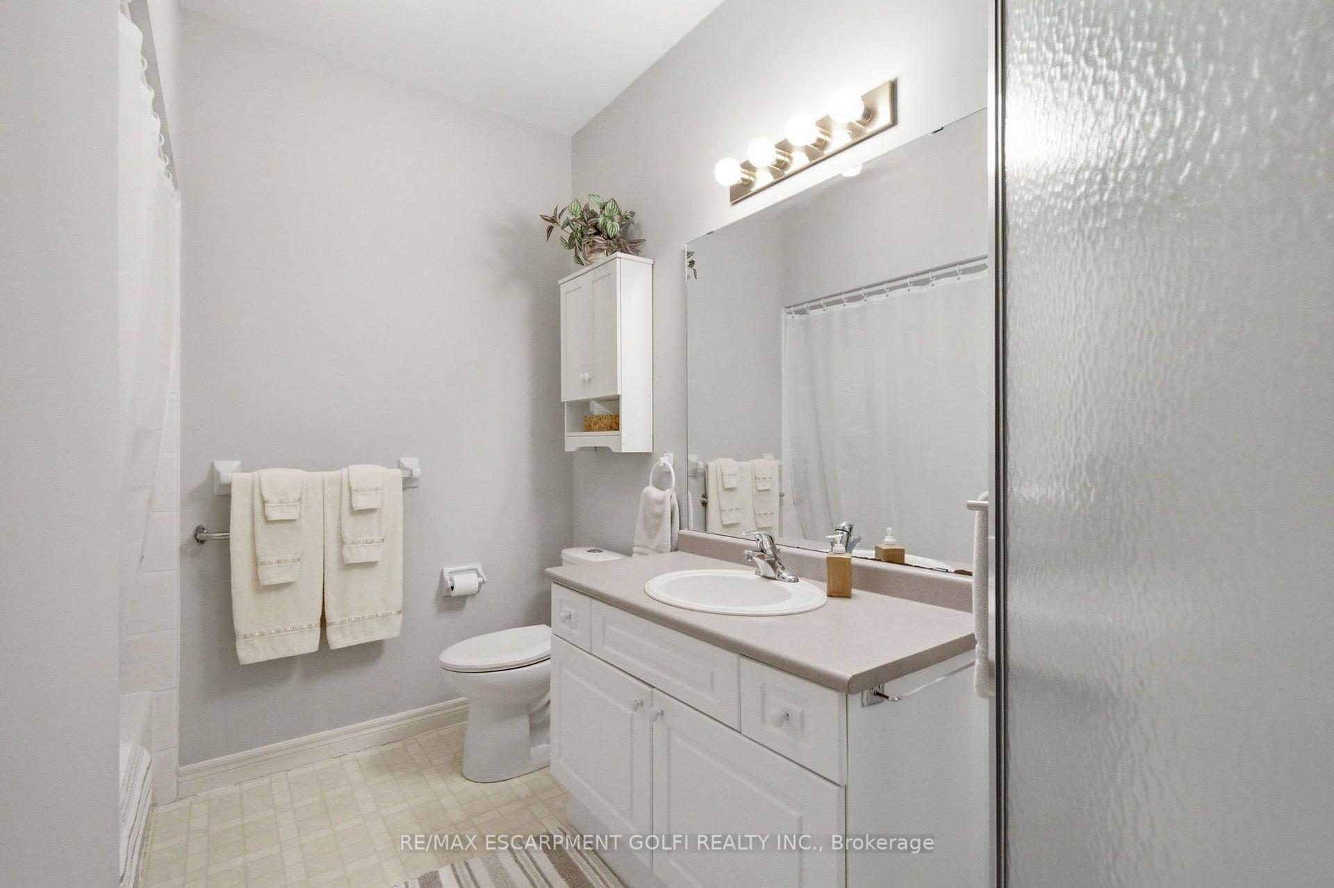 Photo 16 of 21 Cathy Drive, Hamilton, Rural Glanbrook — HOMEH