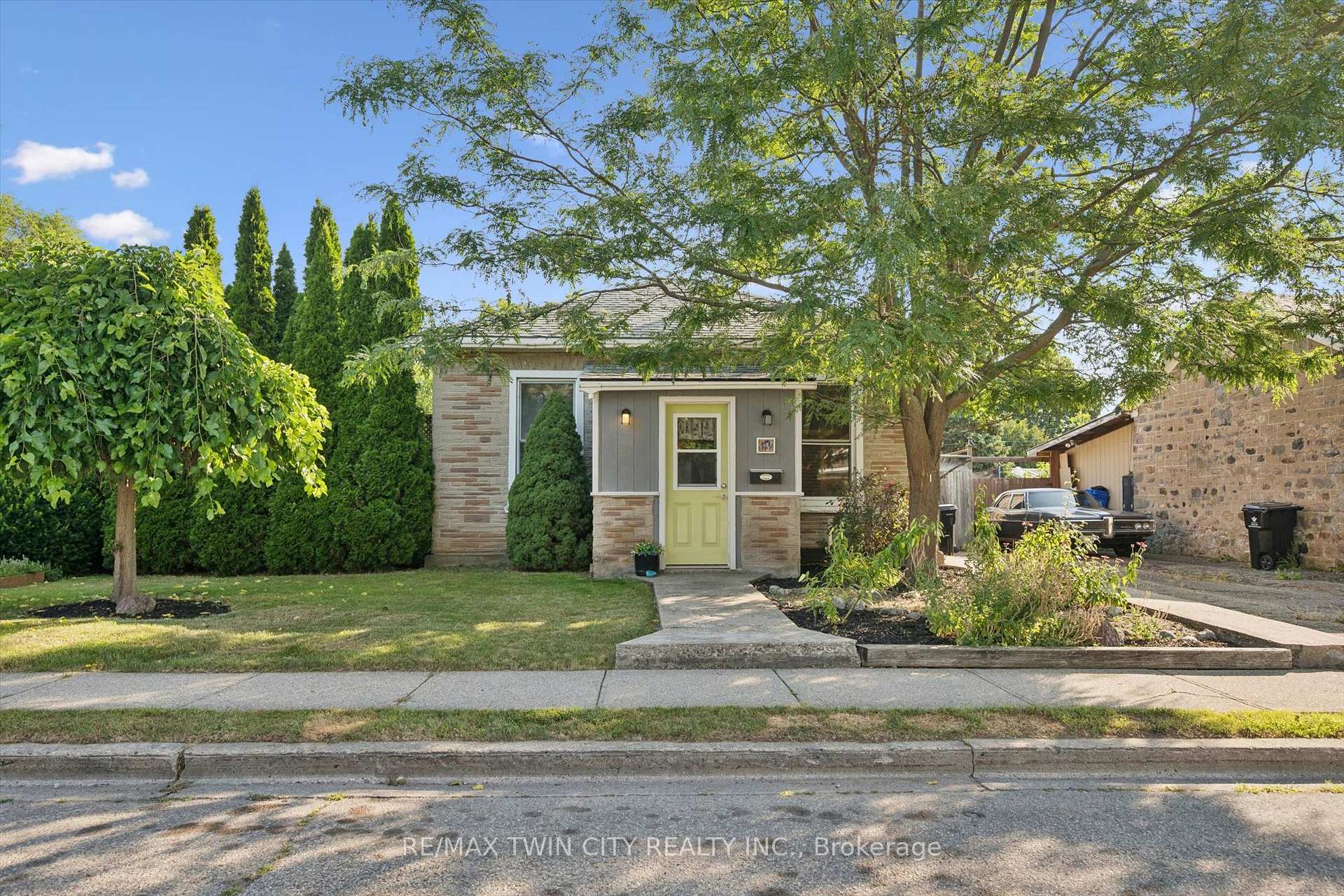 Photo 2 of 11 Brook Street, Cambridge, East Galt — HOMEH