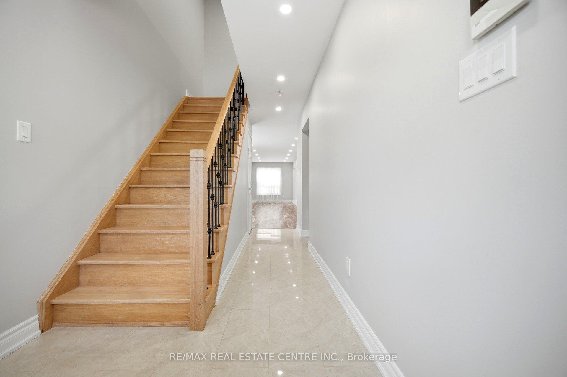 Photo 4 of 31 Spicebush Terrace, Brampton, Credit Valley — HOMEH
