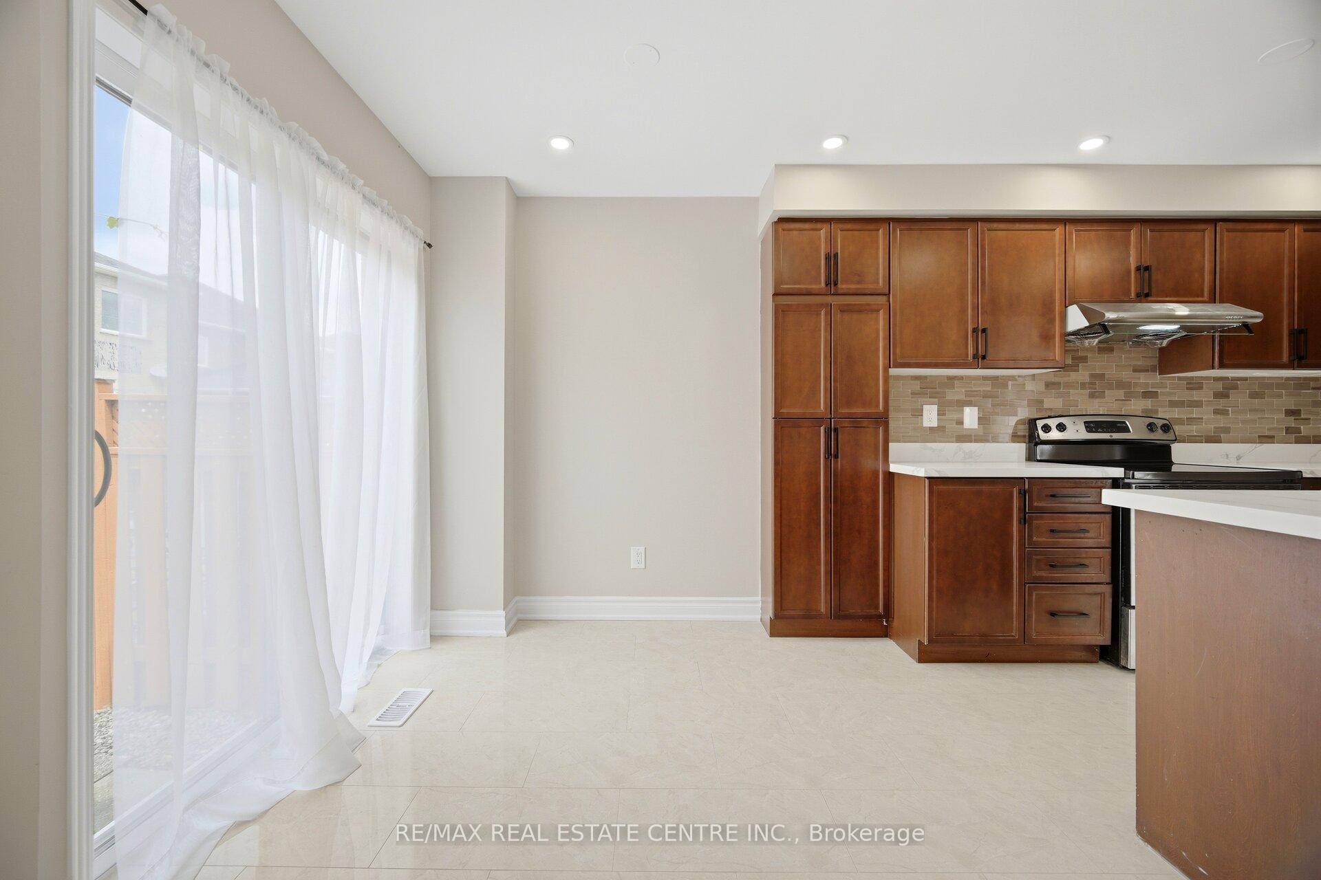 Photo 17 of 31 Spicebush Terrace, Brampton, Credit Valley — HOMEH