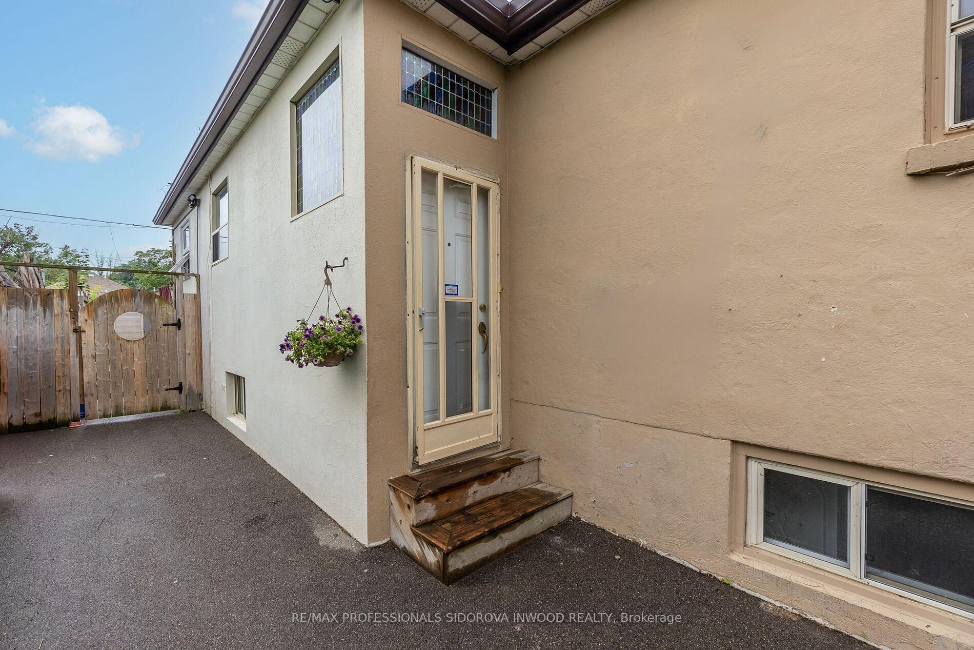 Photo 2 of Unit 2, 1 Dixon Road, Etobicoke, Humber Heights — HOMEH
