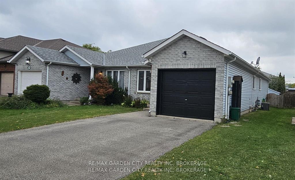 Photo 3 of 244 Autumn Crescent, Welland, West Welland — HOMEH
