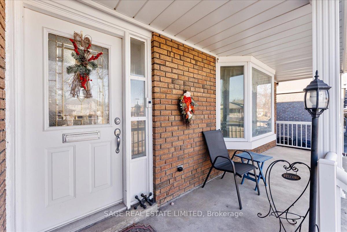 Photo 3 of 27 Kathrose Drive, North York, Pleasant View — HOMEH