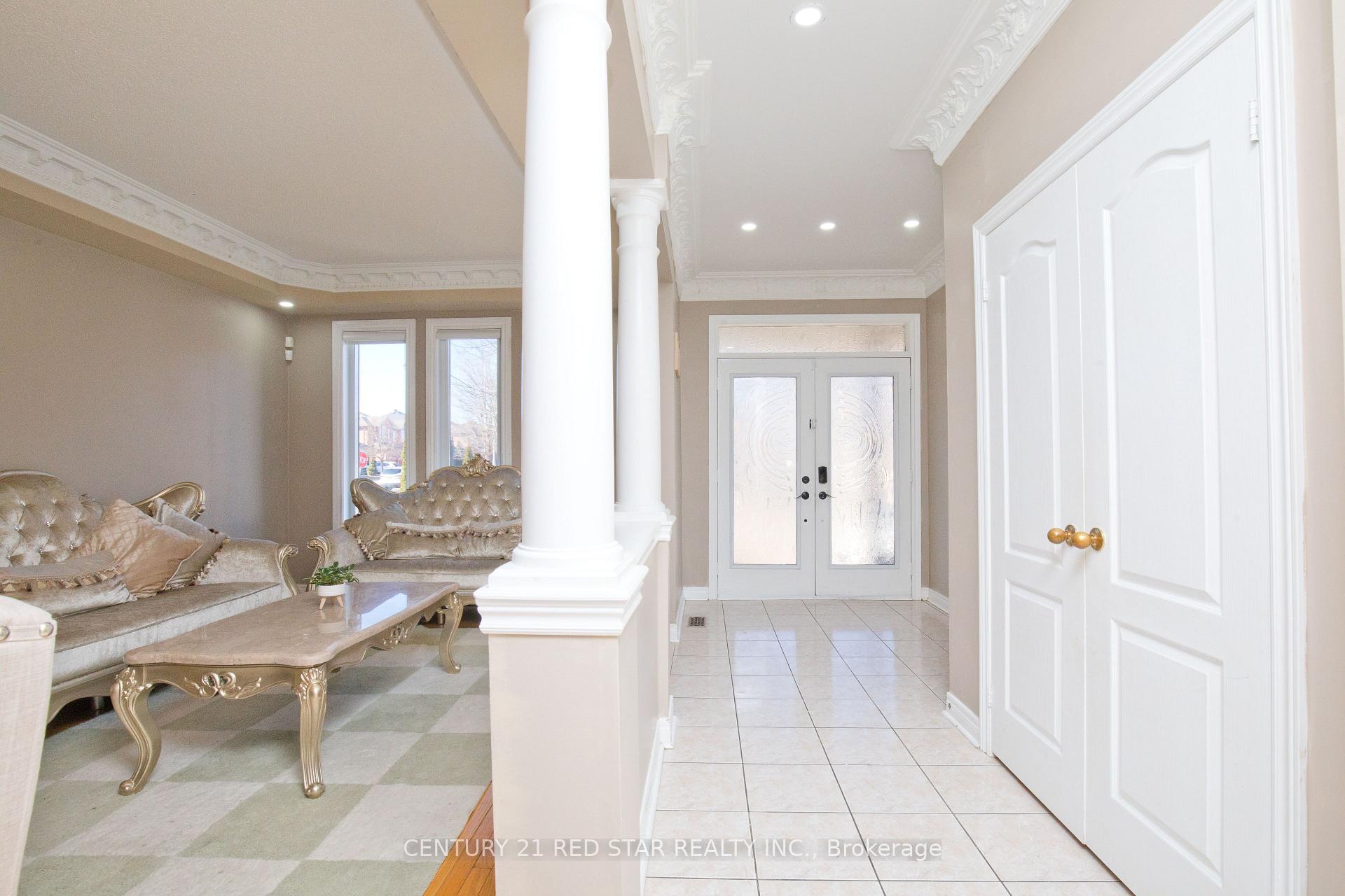 Photo 4 of 3 Okanagan Drive, Brampton, Sandringham-Wellington — HOMEH