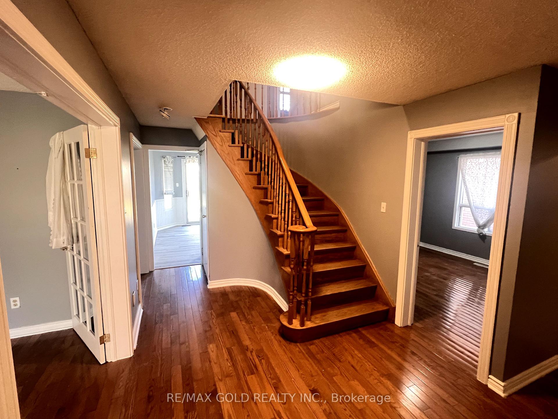 Photo 3 of 42 Toba Crescent, Brampton, Heart Lake East — HOMEH