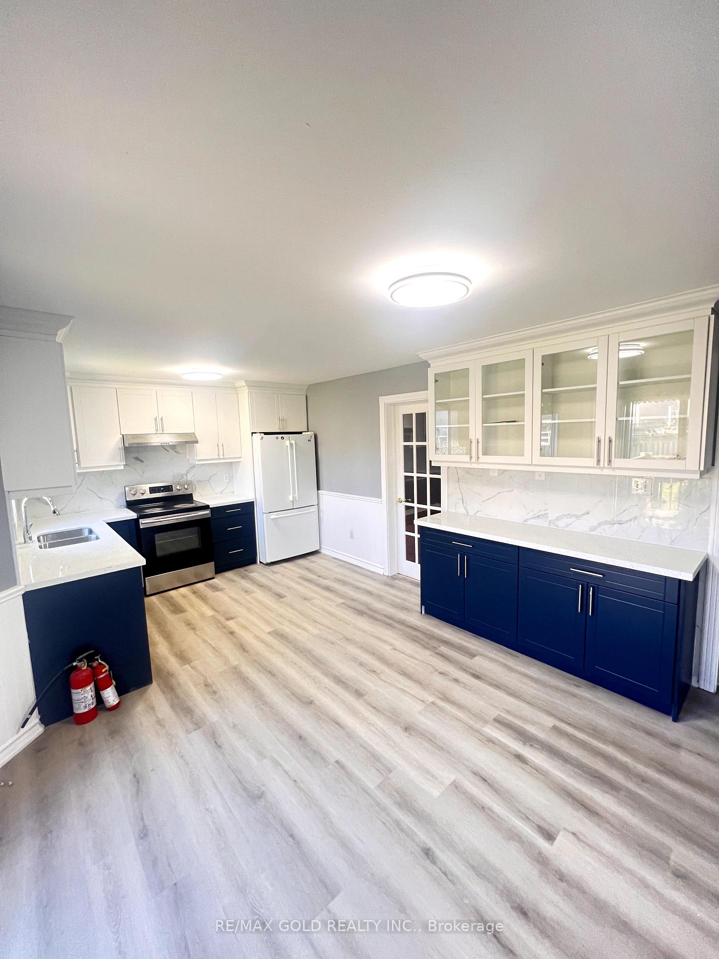 Photo 4 of 42 Toba Crescent, Brampton, Heart Lake East — HOMEH