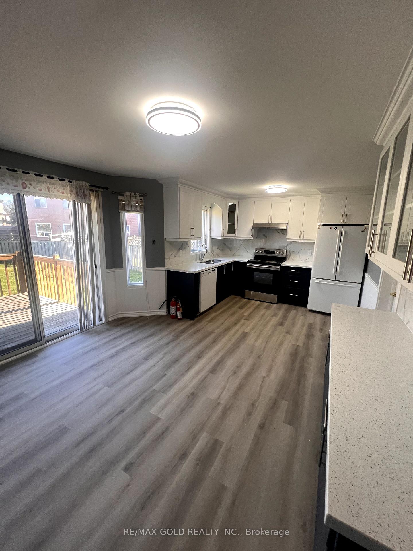 Photo 6 of 42 Toba Crescent, Brampton, Heart Lake East — HOMEH