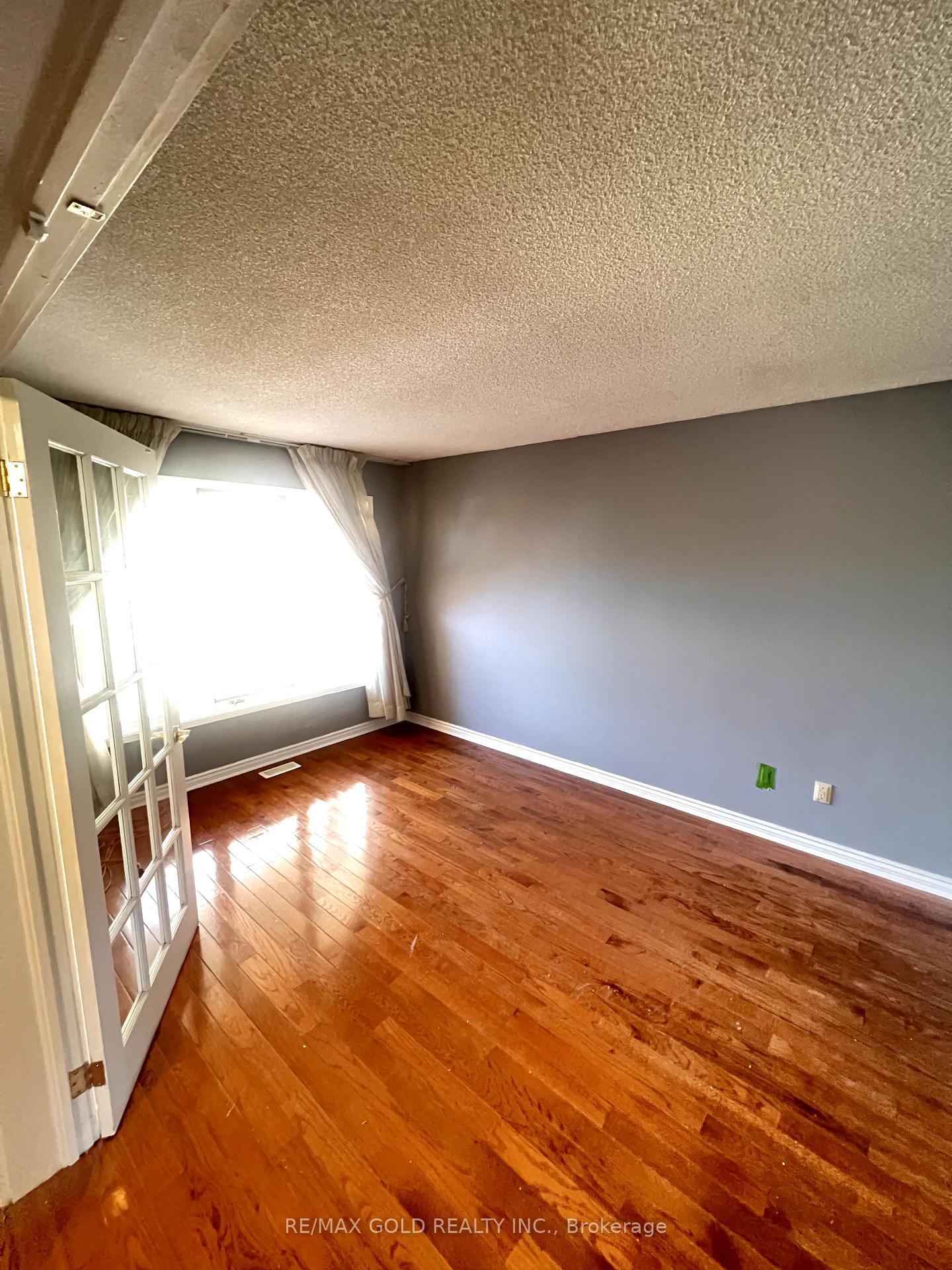 Photo 8 of 42 Toba Crescent, Brampton, Heart Lake East — HOMEH