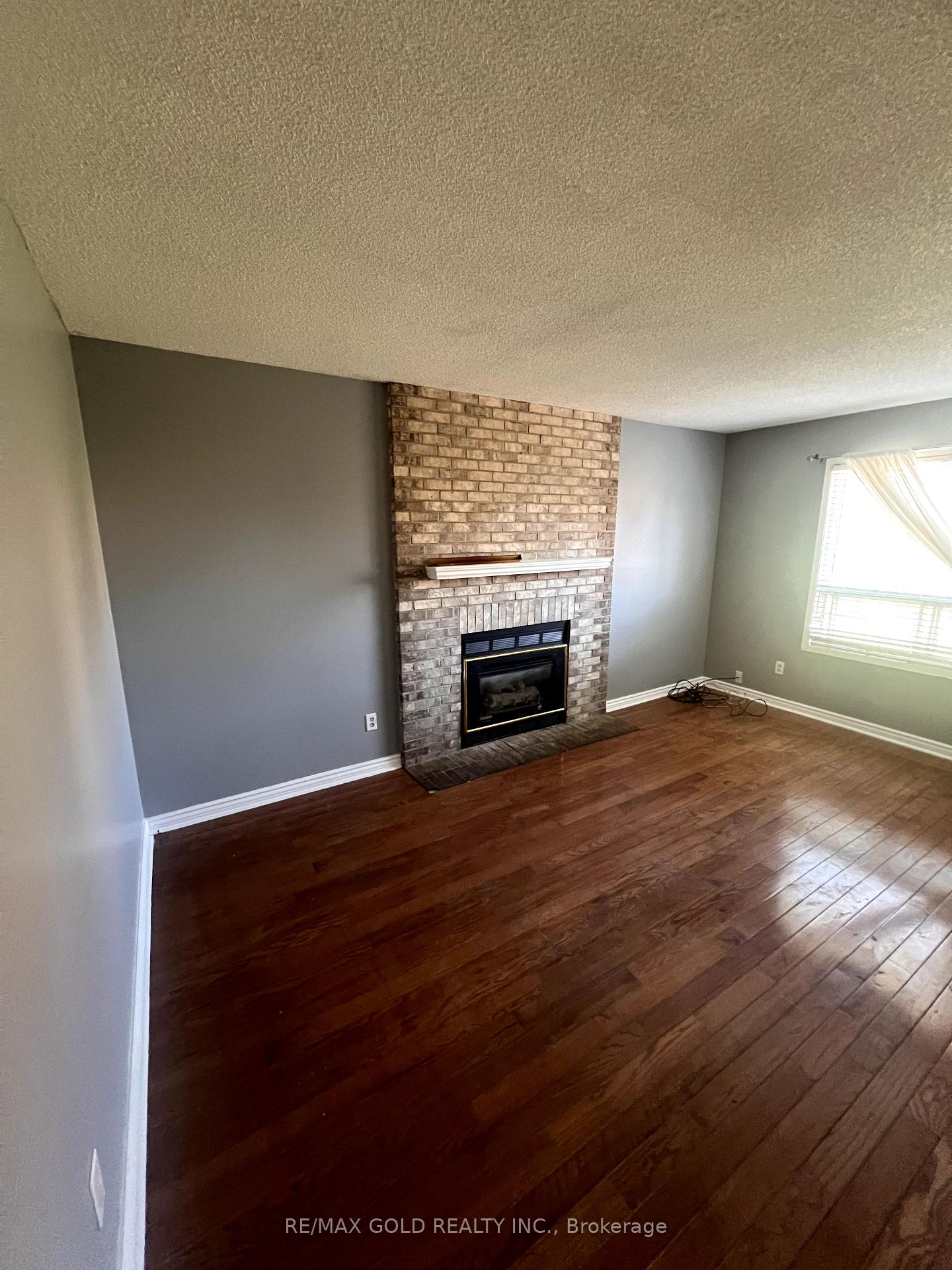 Photo 9 of 42 Toba Crescent, Brampton, Heart Lake East — HOMEH