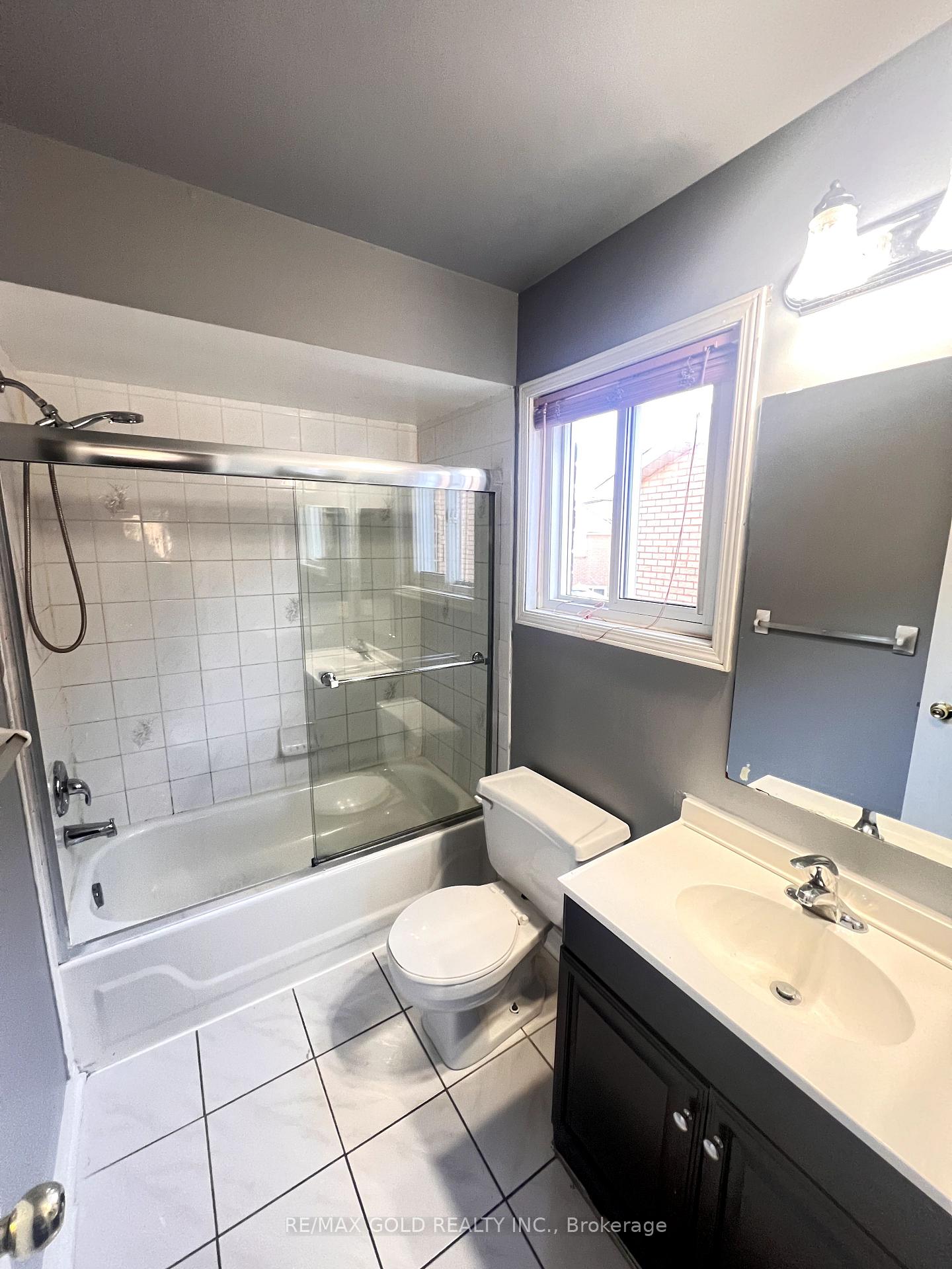 Photo 12 of 42 Toba Crescent, Brampton, Heart Lake East — HOMEH