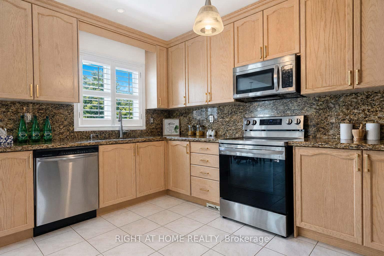 Photo 16 of 26 Ravel Drive, Vaughan, Patterson — HOMEH