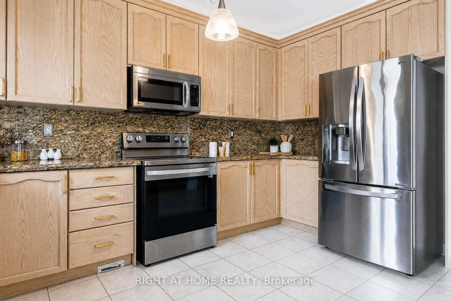 Photo 17 of 26 Ravel Drive, Vaughan, Patterson — HOMEH