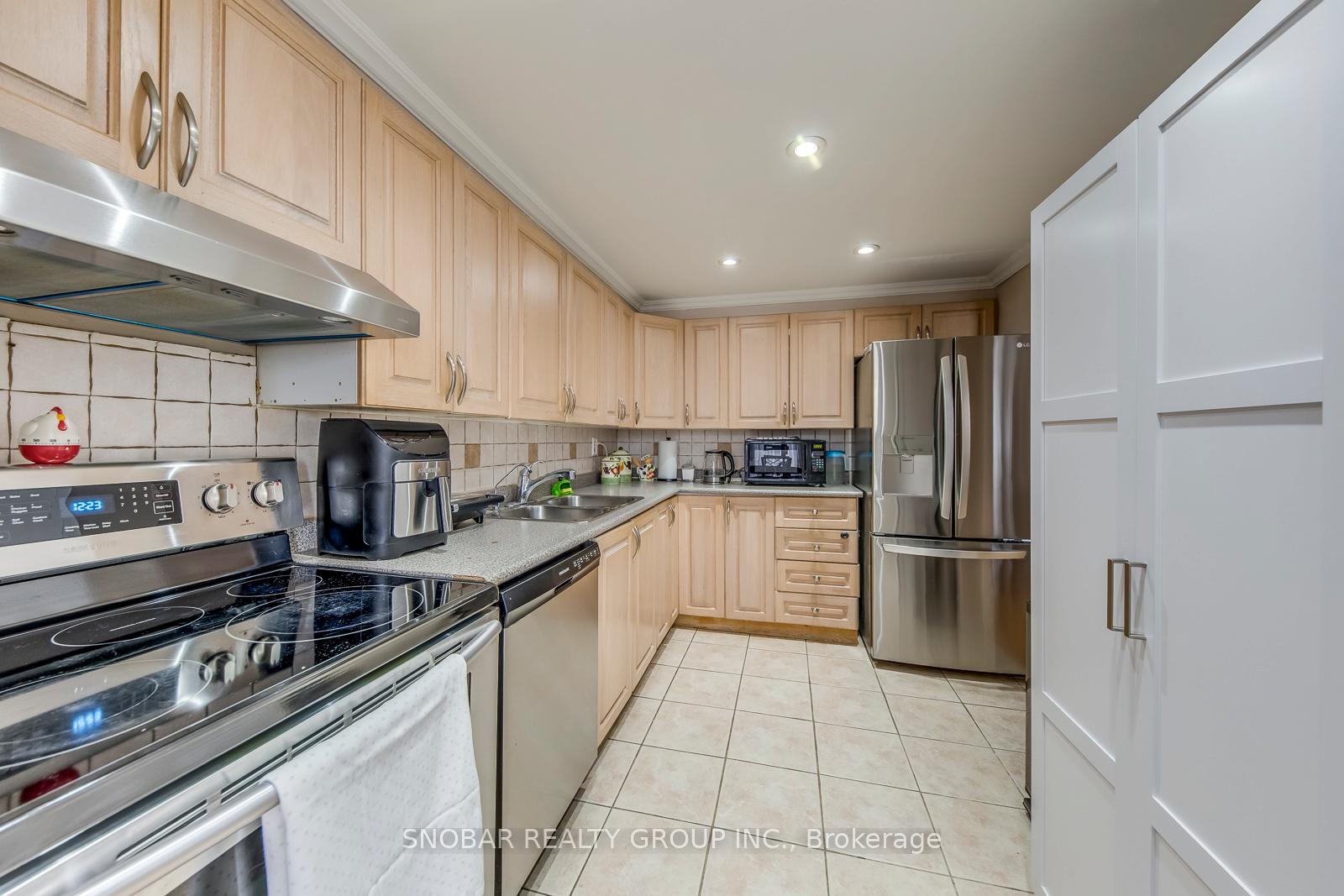 Photo 2 of Unit 810, 11 Wincott Drive, Etobicoke, Kingsview Village-The Westway — HOMEH