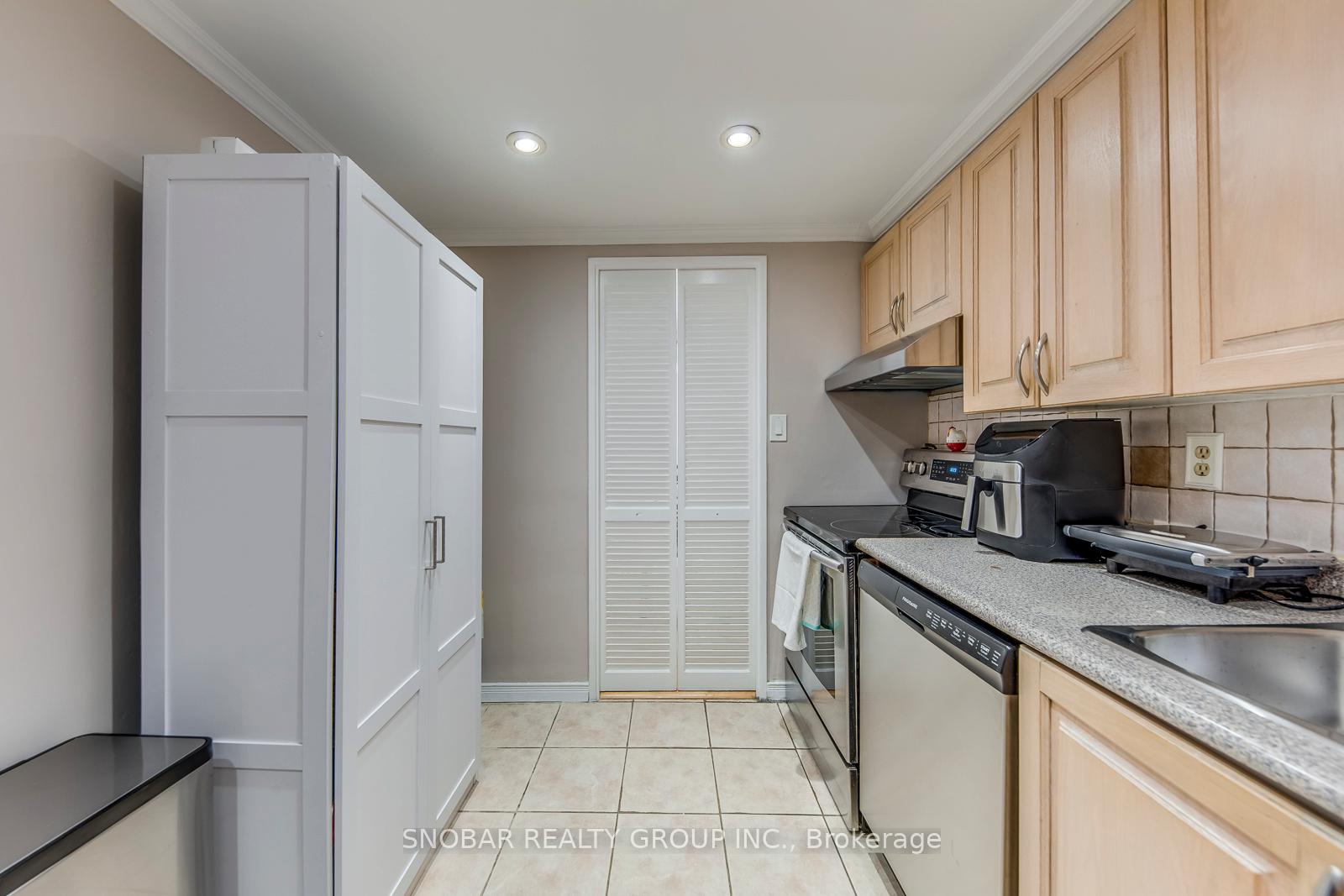 Photo 3 of Unit 810, 11 Wincott Drive, Etobicoke, Kingsview Village-The Westway — HOMEH