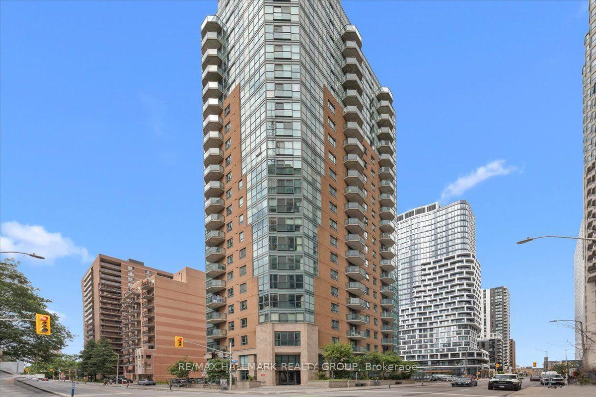 Front of Unit 1703, 445 Laurier Ave W