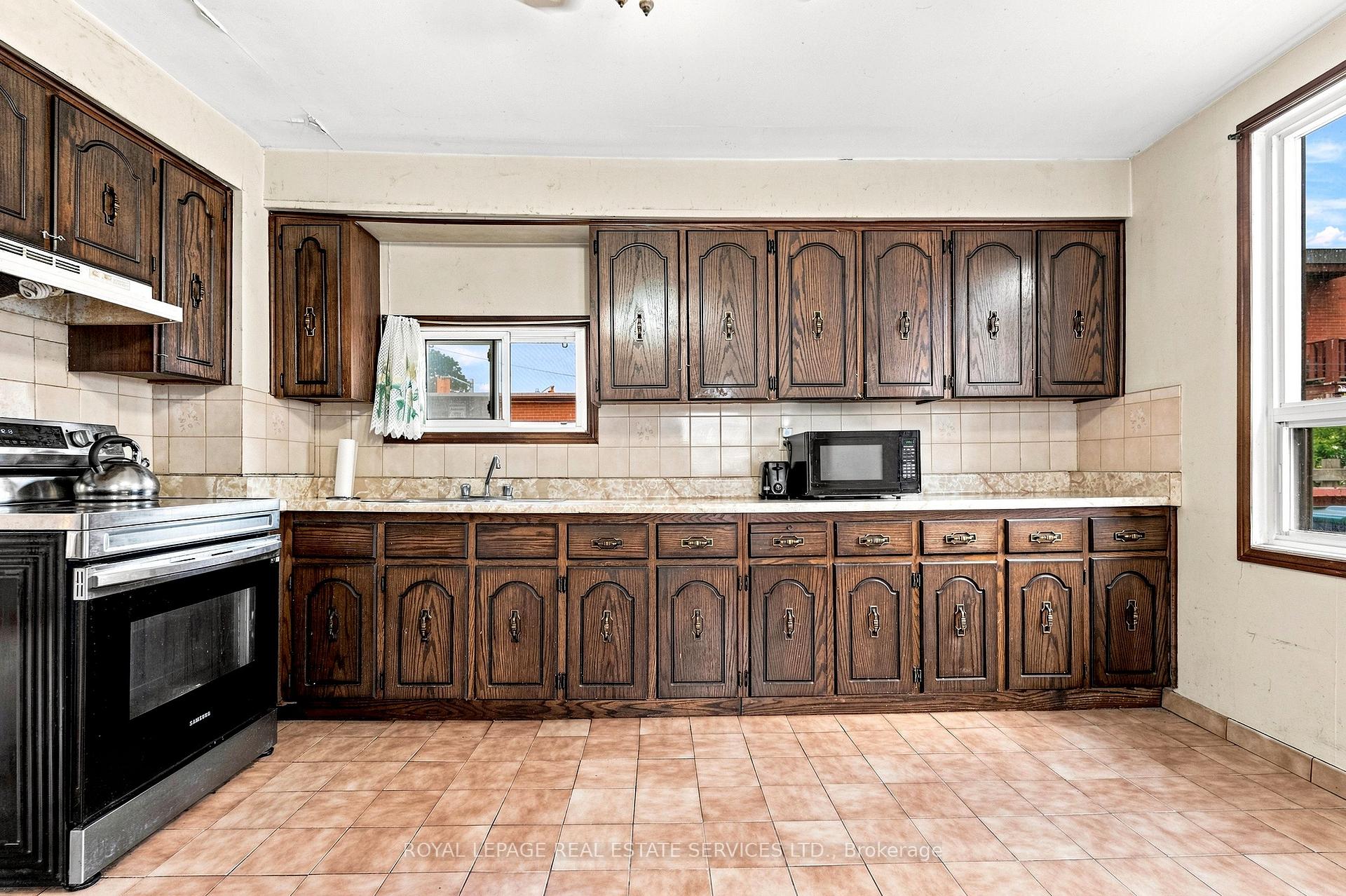 Photo 15 of 1819 Main Street E, Hamilton, McQuesten — HOMEH